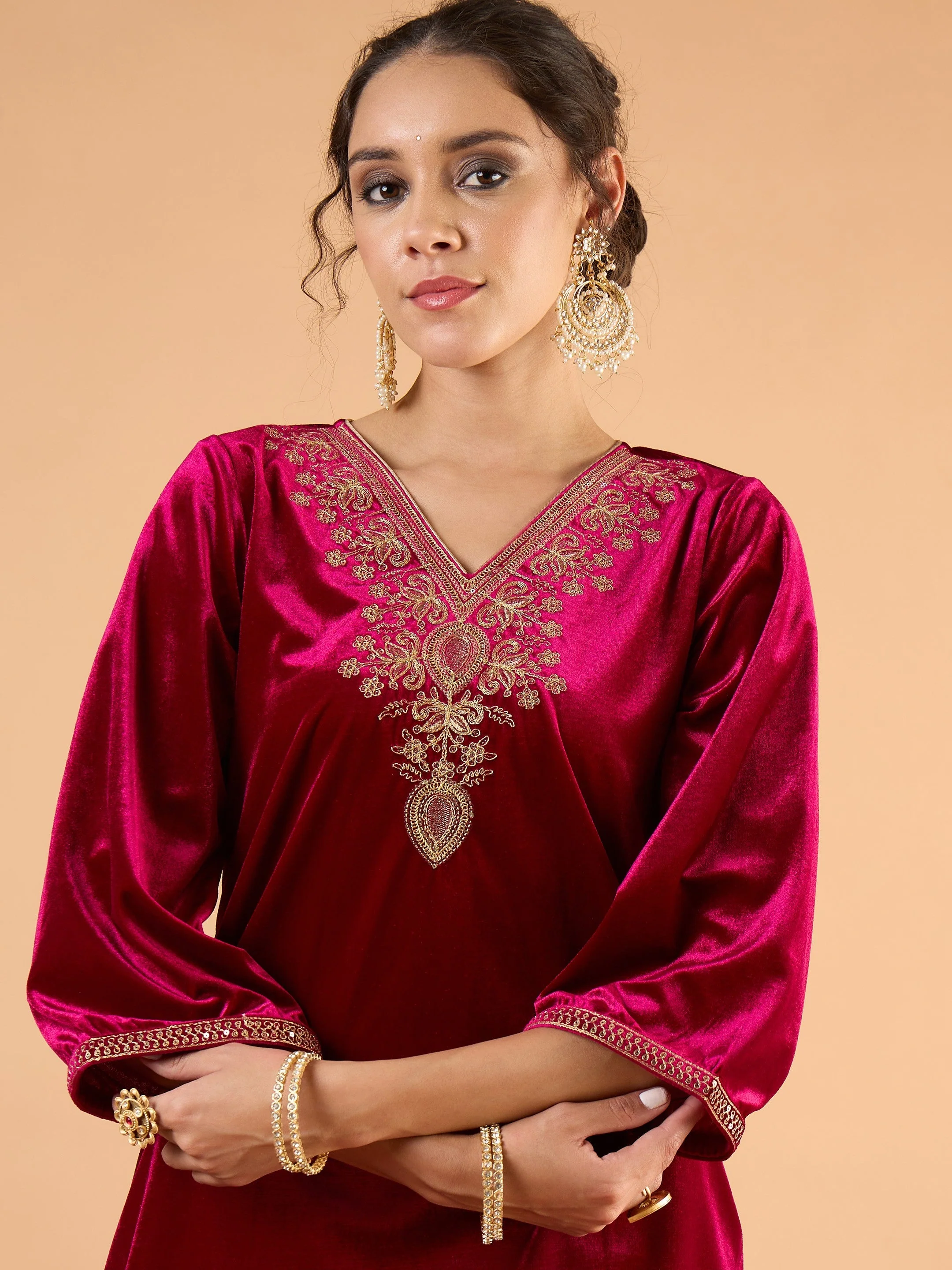 Women Magenta Velvet Embroidered Short Kurta With Pencil Pants - Image 4