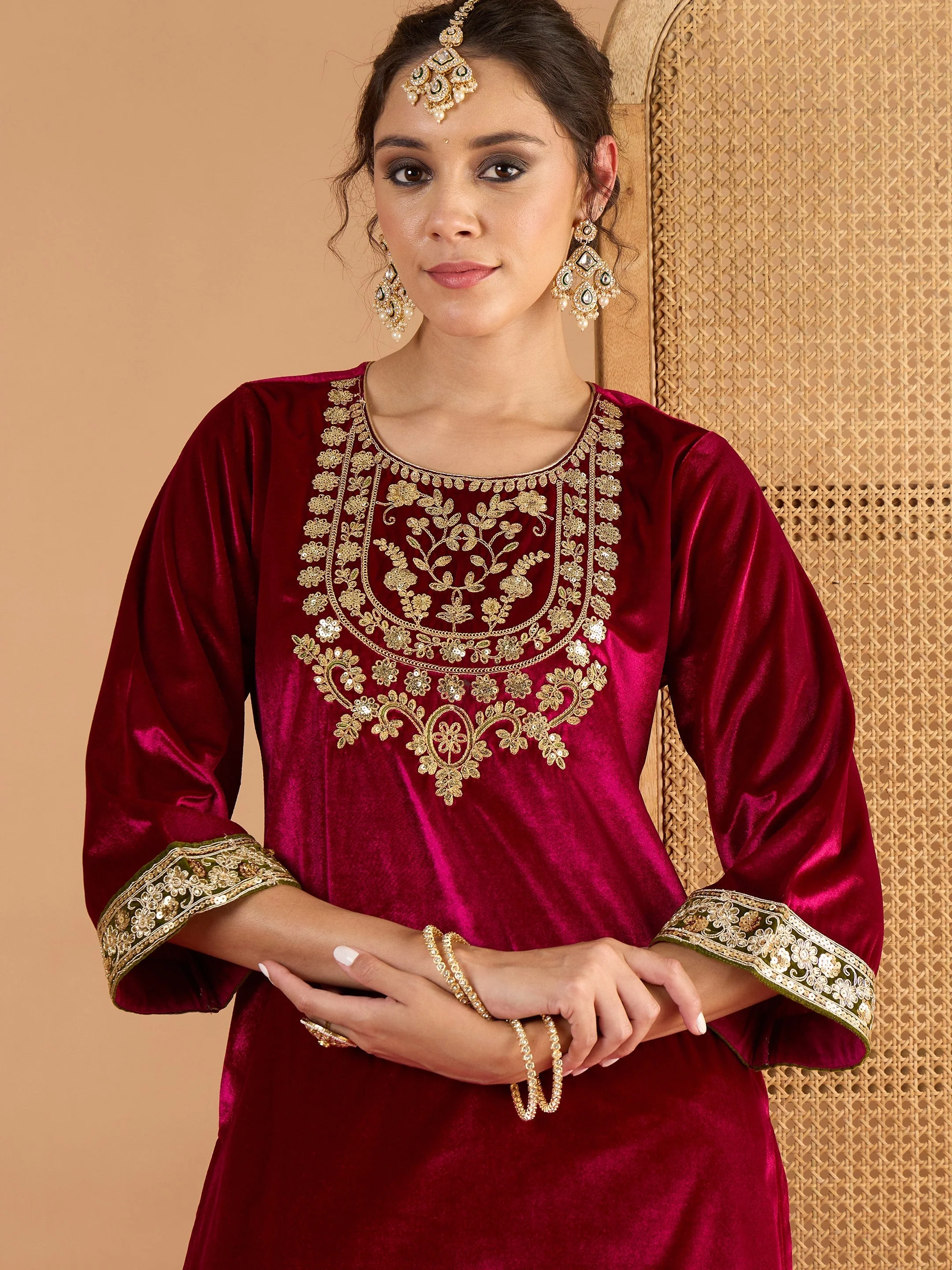 Women Magenta Velvet Embroidered Short Kurta With Straight Pants - Image 2