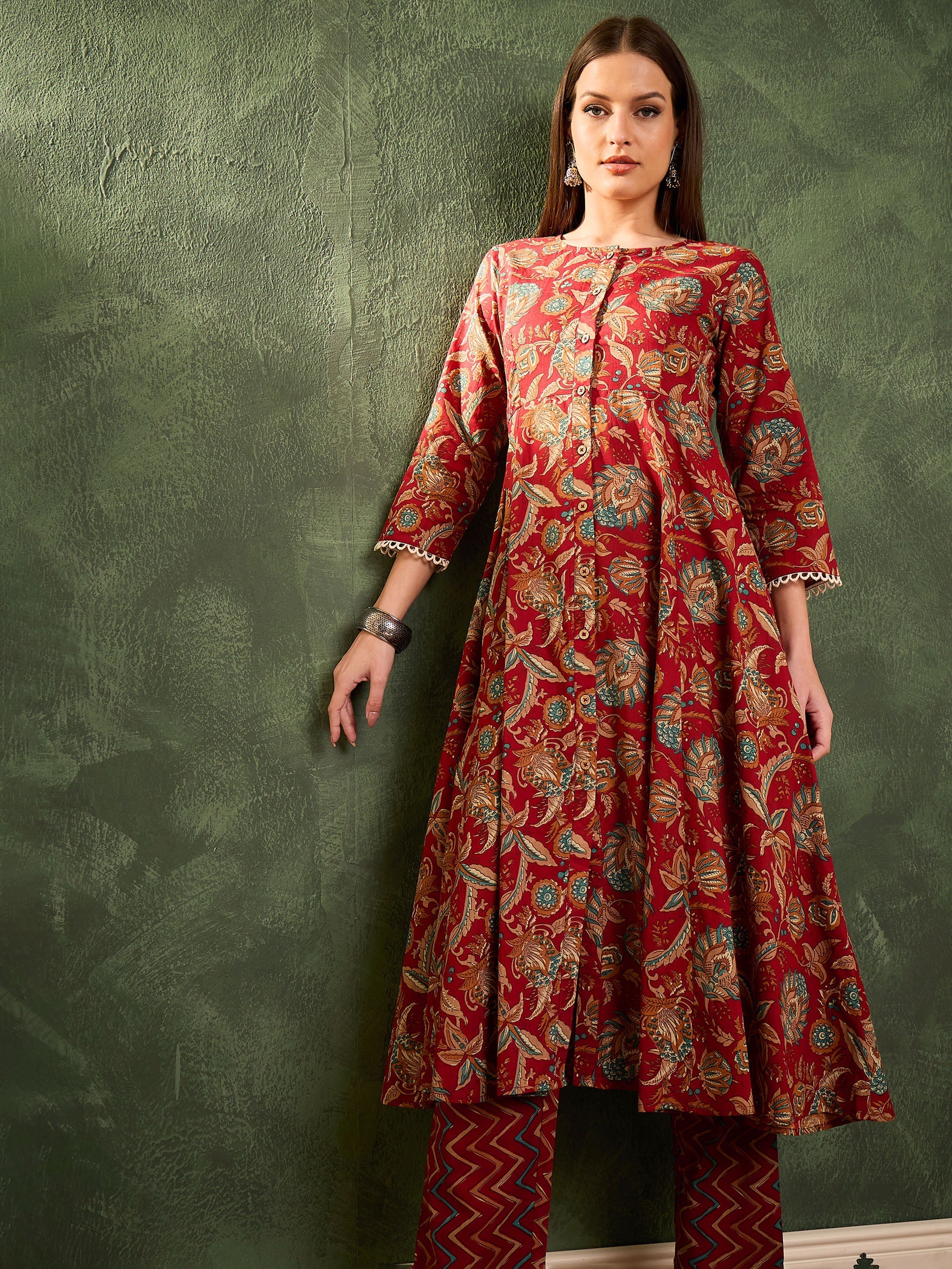 Women Maroon Floral Button Pocket Kurta With Pants - Image 2