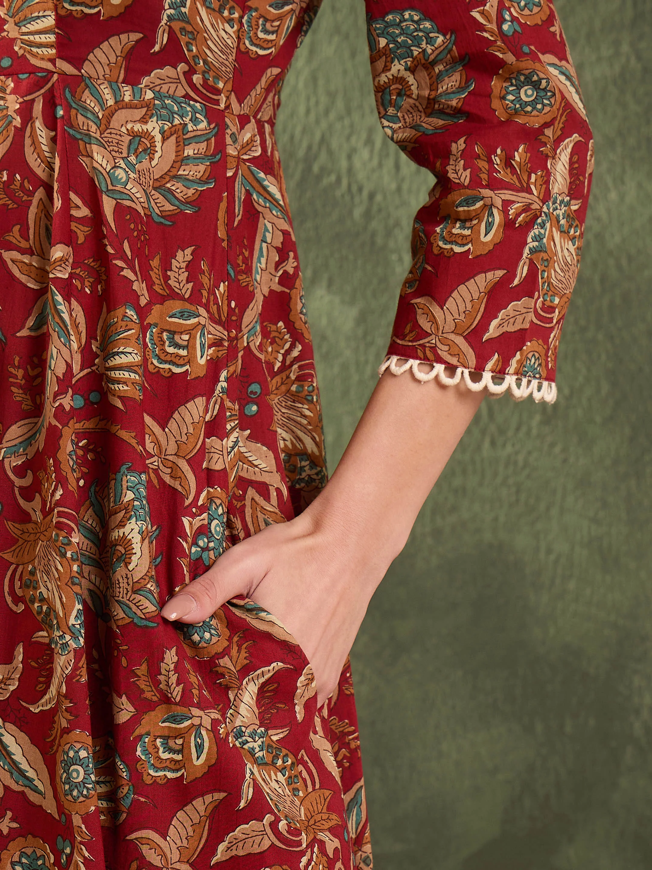 Women Maroon Floral Button Pocket Kurta With Pants - Image 4