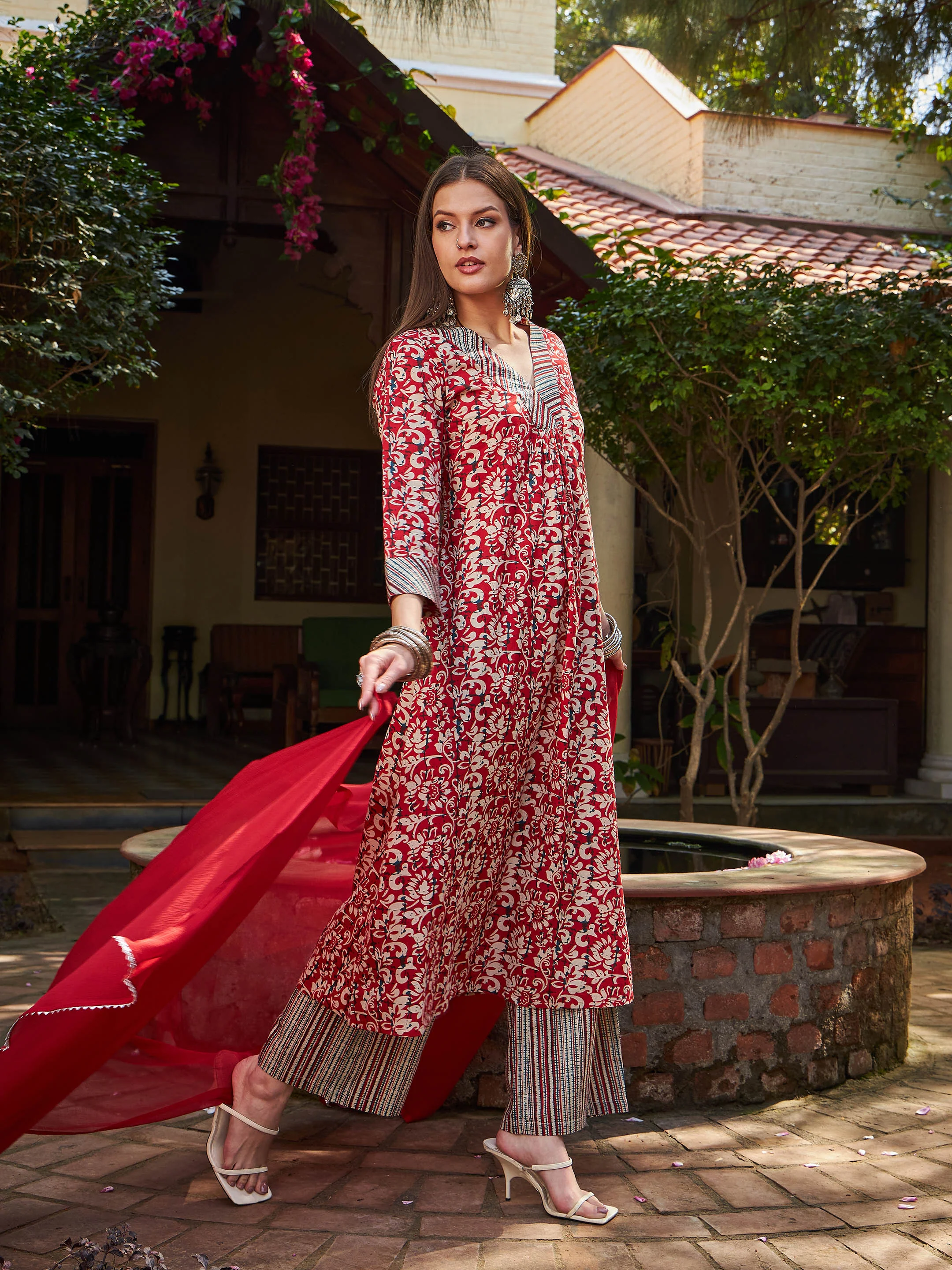 Women Maroon Geometric Print V Neck Kurta With Pencil Pants & Dupatta - Image 3