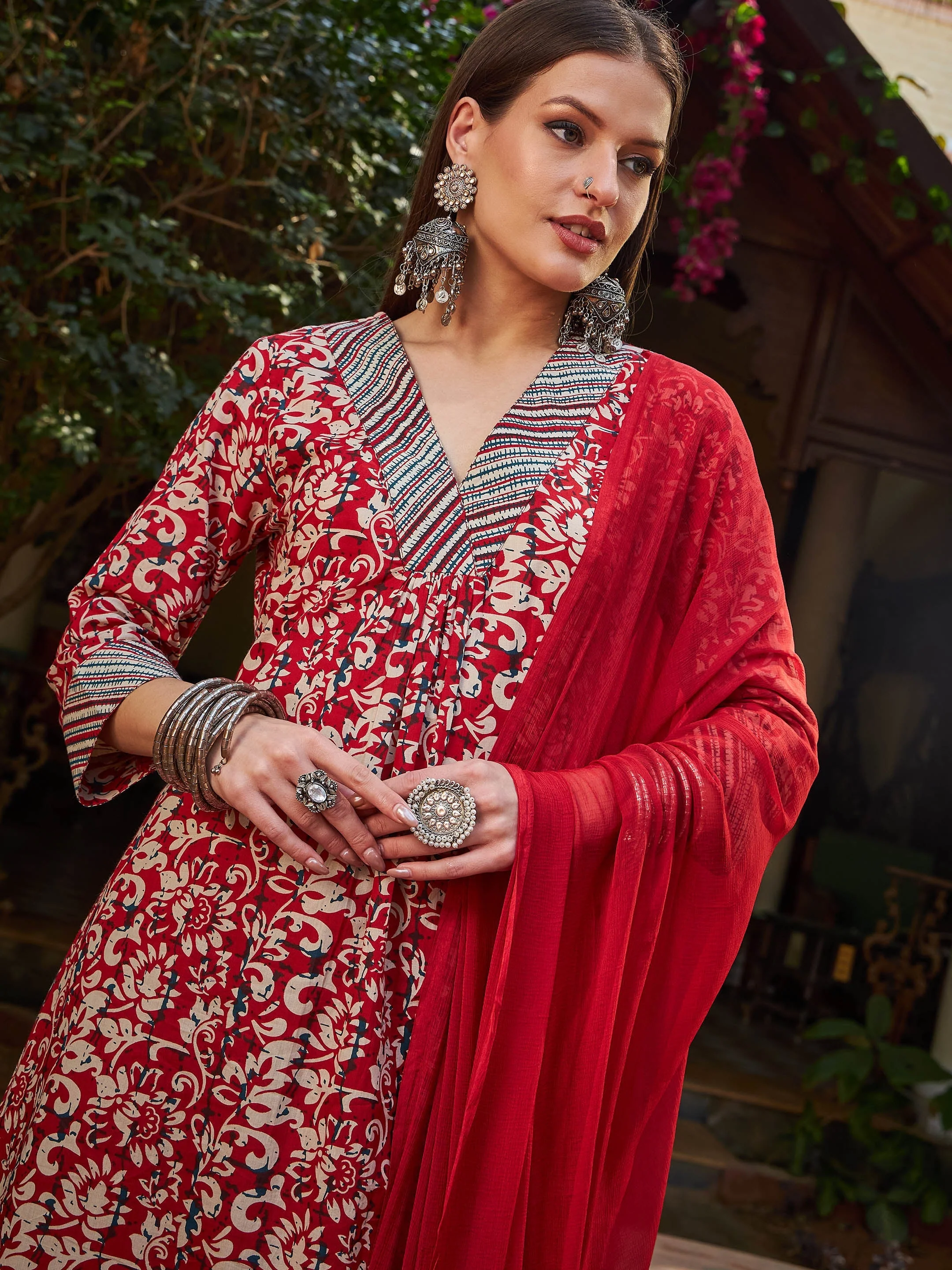 Women Maroon Geometric Print V Neck Kurta With Pencil Pants & Dupatta - Image 4