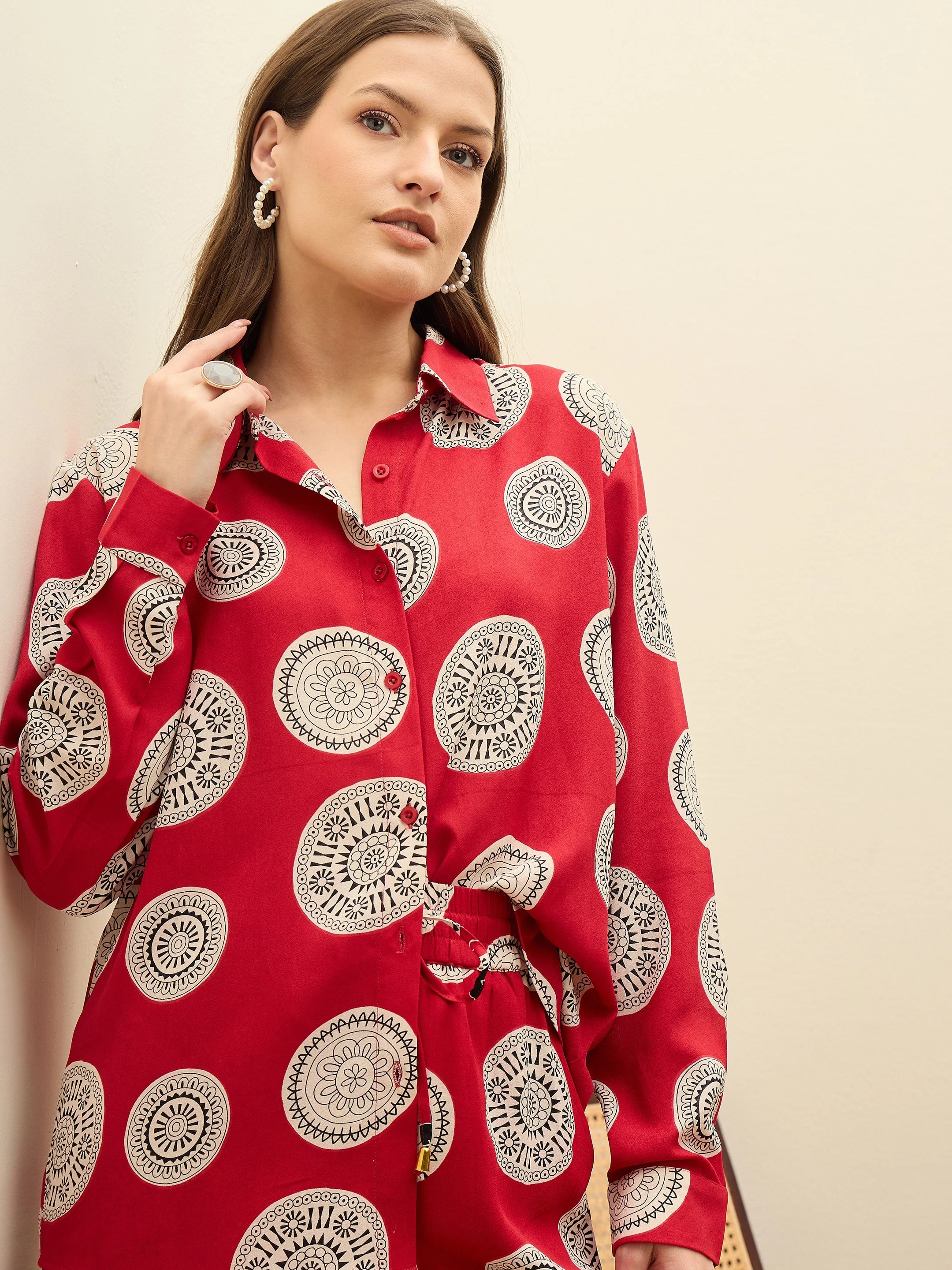 Women Maroon Printeded Oversized Shirt With Box Pocket Pants - Image 4