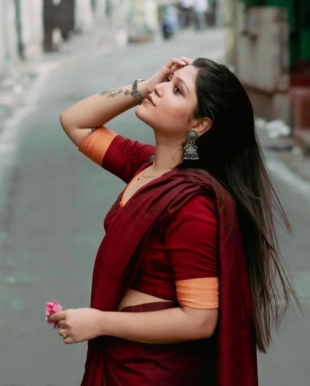 Women Maroon Solid Handloom Saree - Image 2