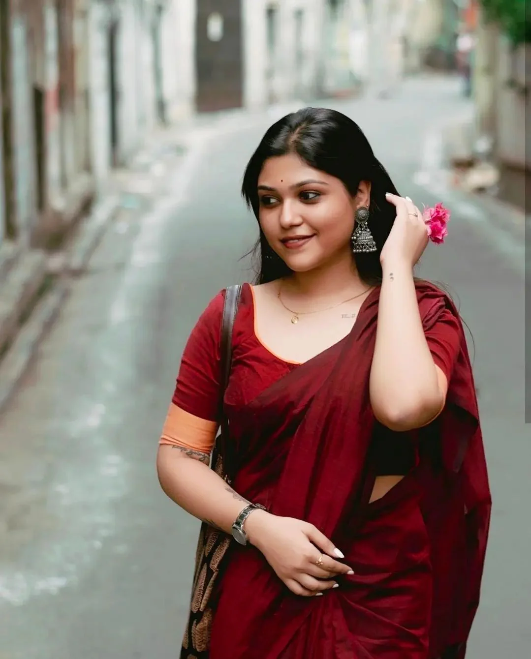 Women Maroon Solid Handloom Saree - Image 3