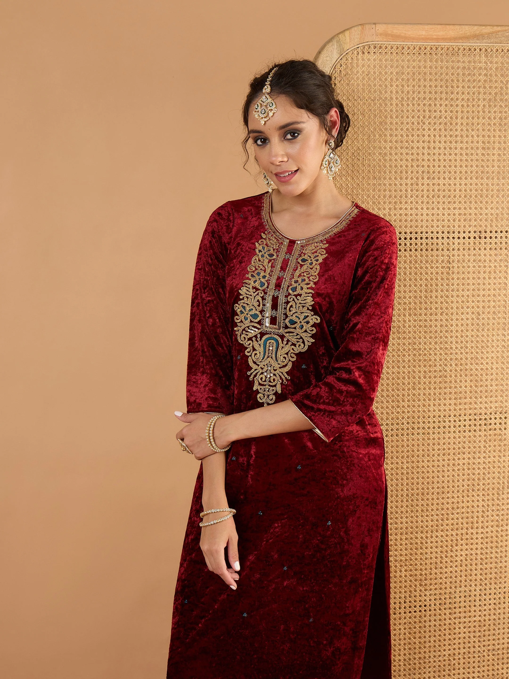 Women Maroon Velvet Embroidered Straight Kurta With Straight Pants - Image 4