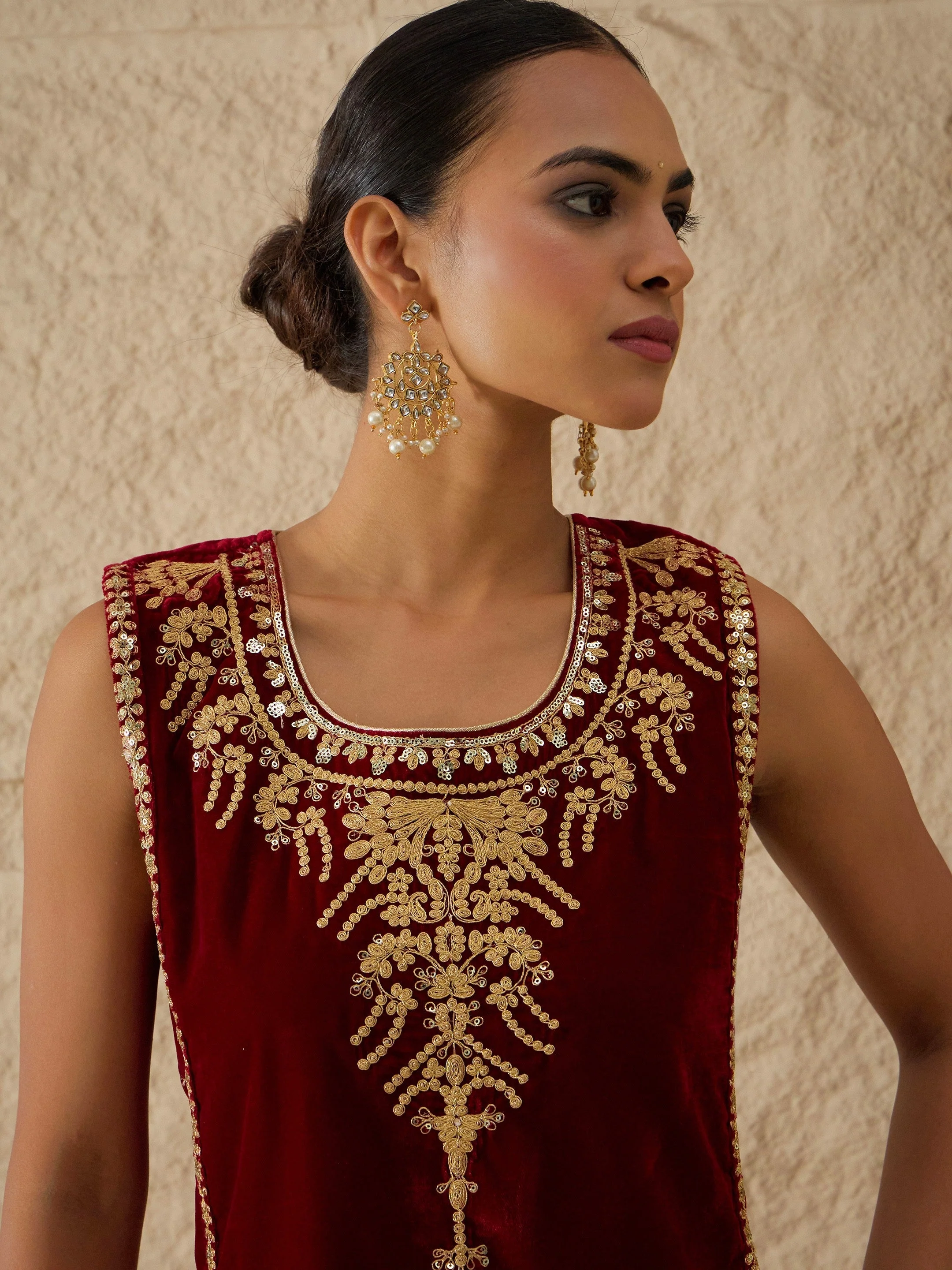 Women Maroon Velvet Sleeveless Top With Pleated Skirt - Image 4