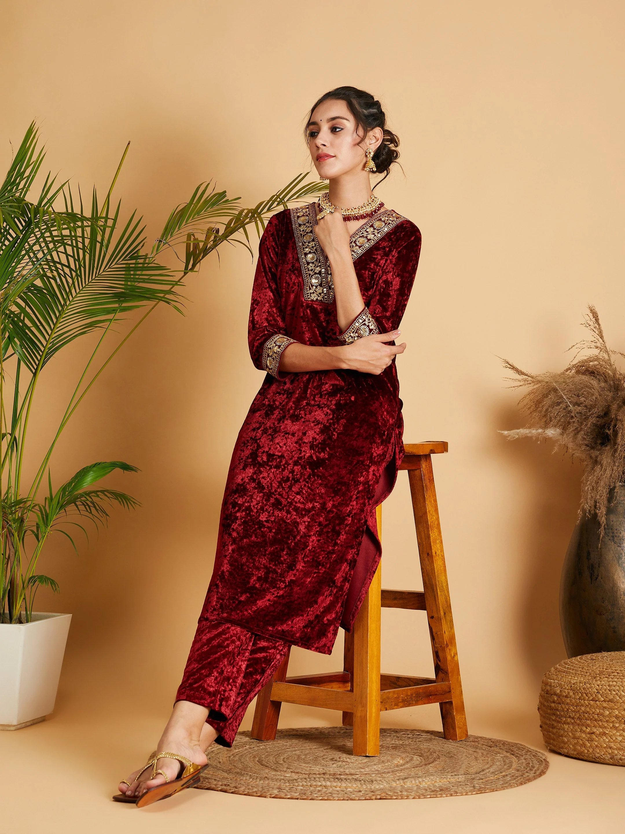 Women Maroon Velvet Straight Kurta - Image 2
