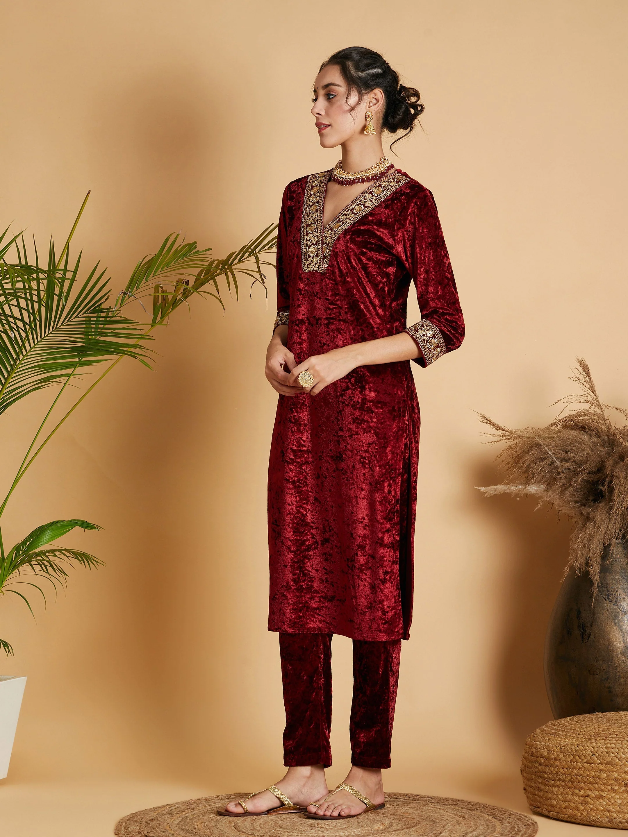 Women Maroon Velvet Straight Kurta - Image 3
