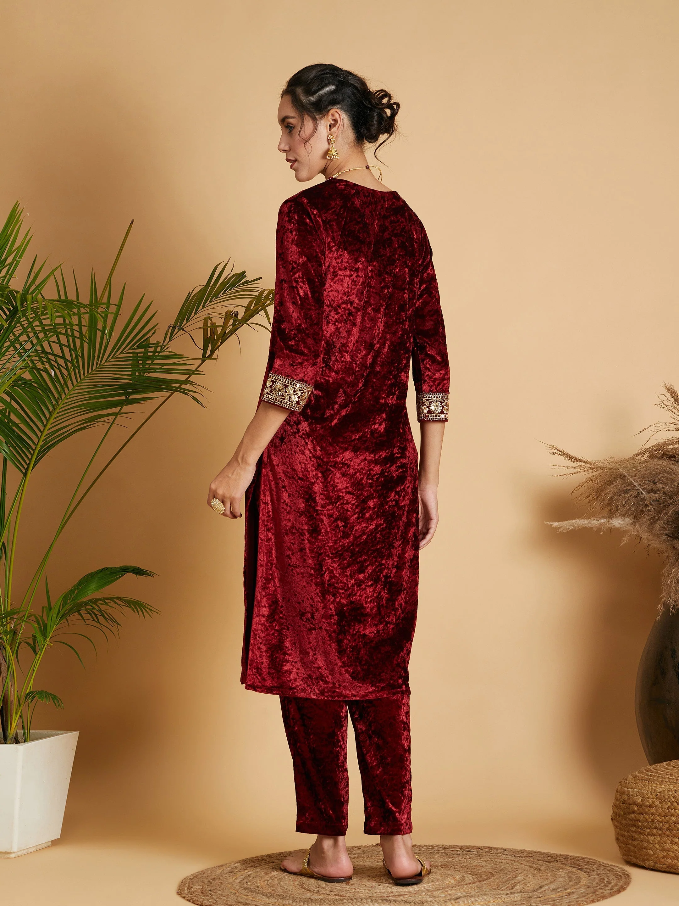 Women Maroon Velvet Straight Kurta - Image 5
