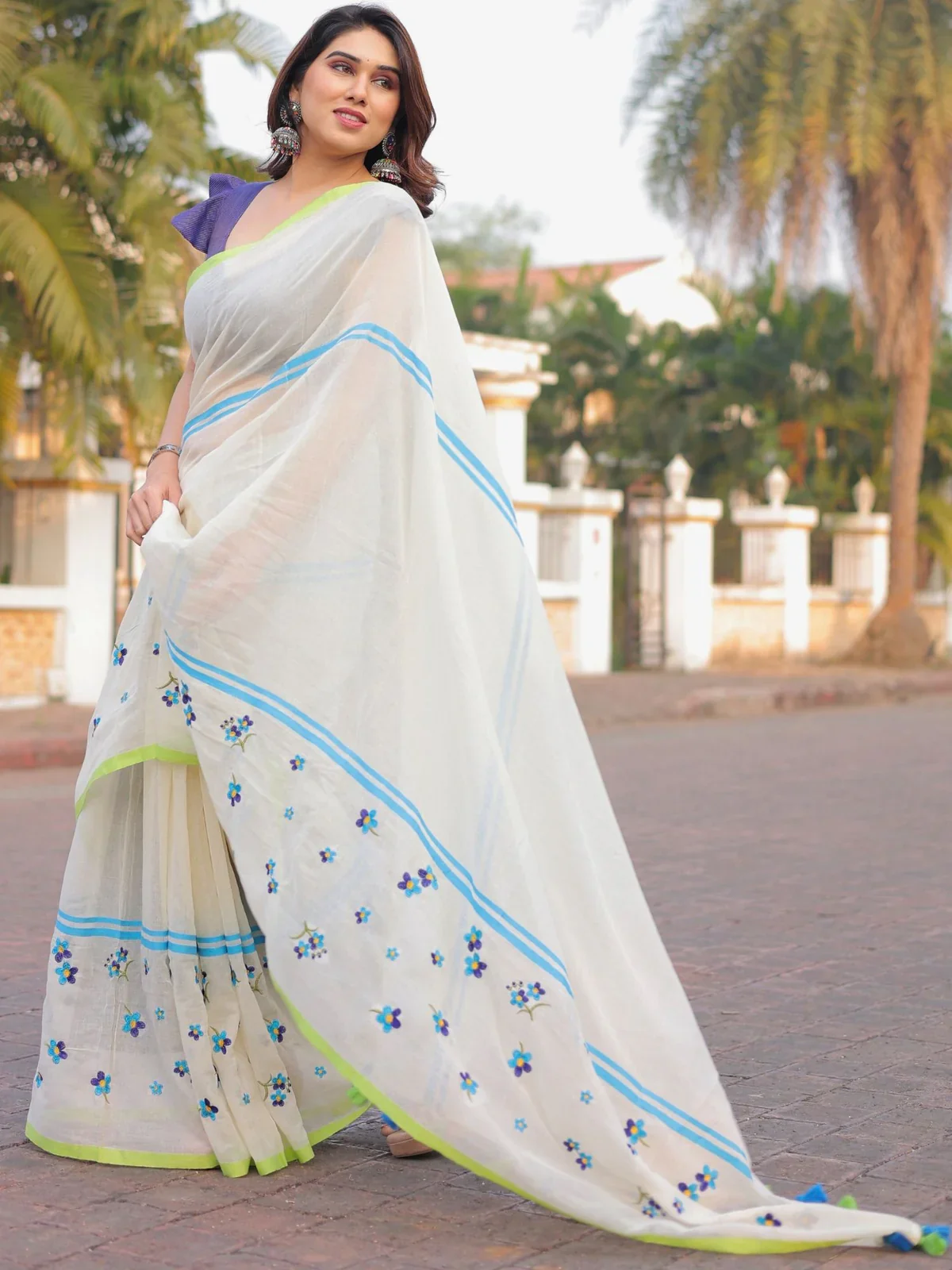 Women Mul Cotton Floral Saree - Image 2