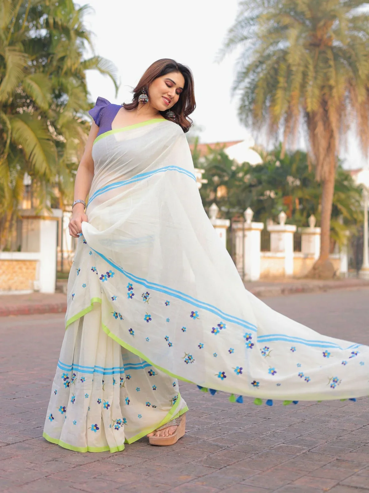 Women Mul Cotton Floral Saree - Image 3