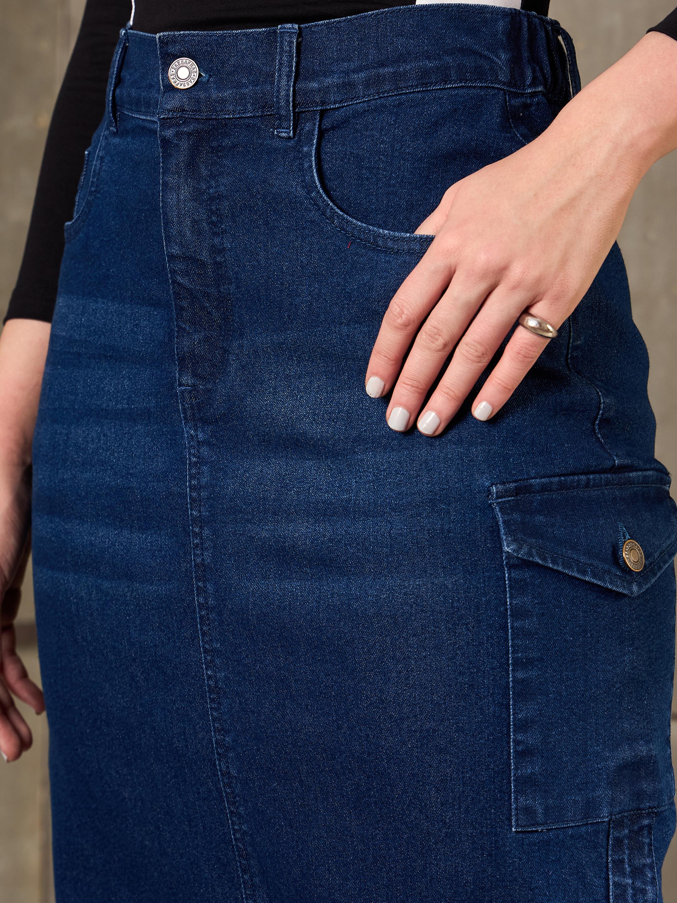 Women Navy Blue Denim Side Ruching Pencil Skirt - Image 4