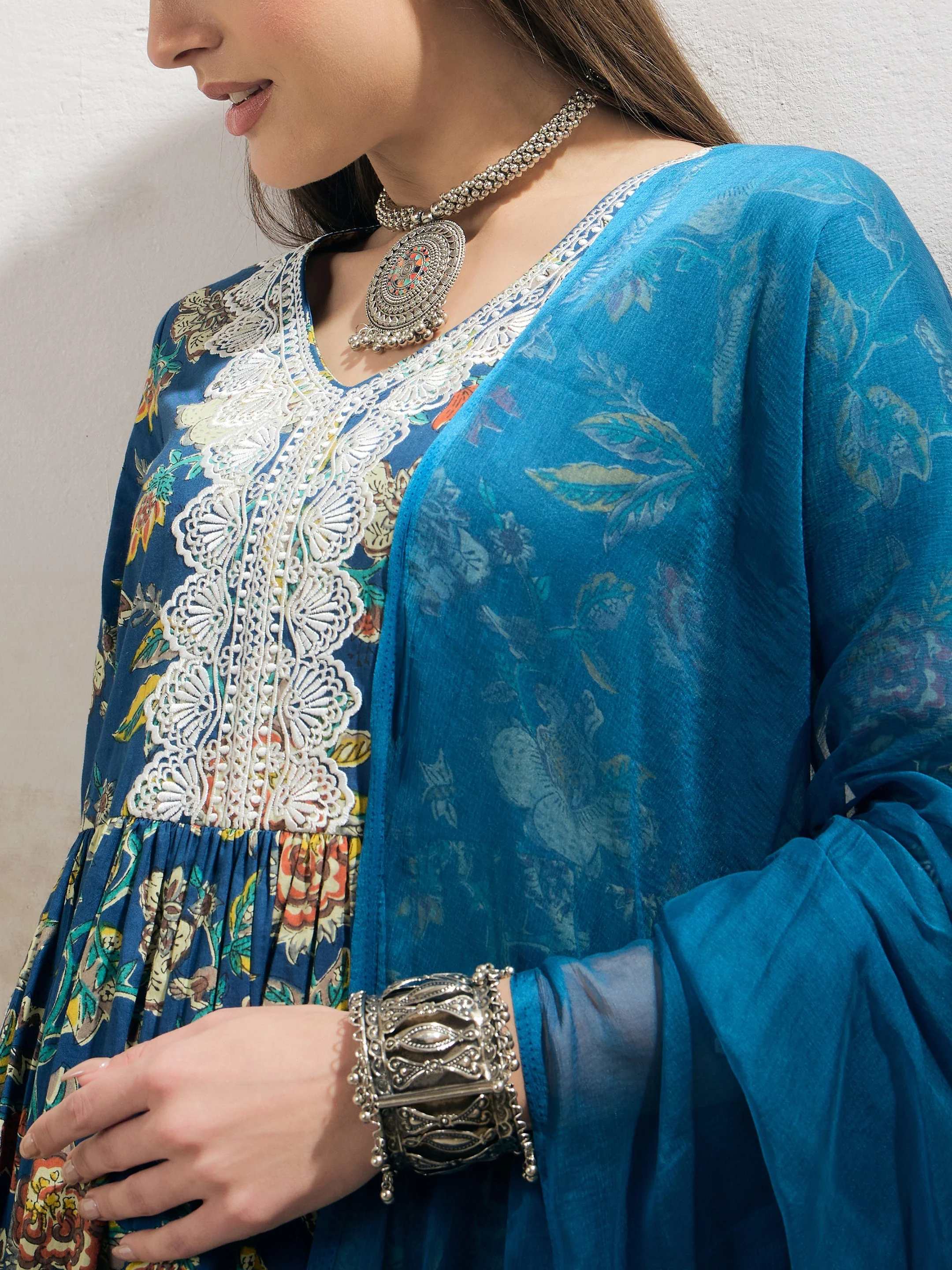 Women Navy Floral Gathered Kurta With Pencil Pants & Dupatta - Image 4