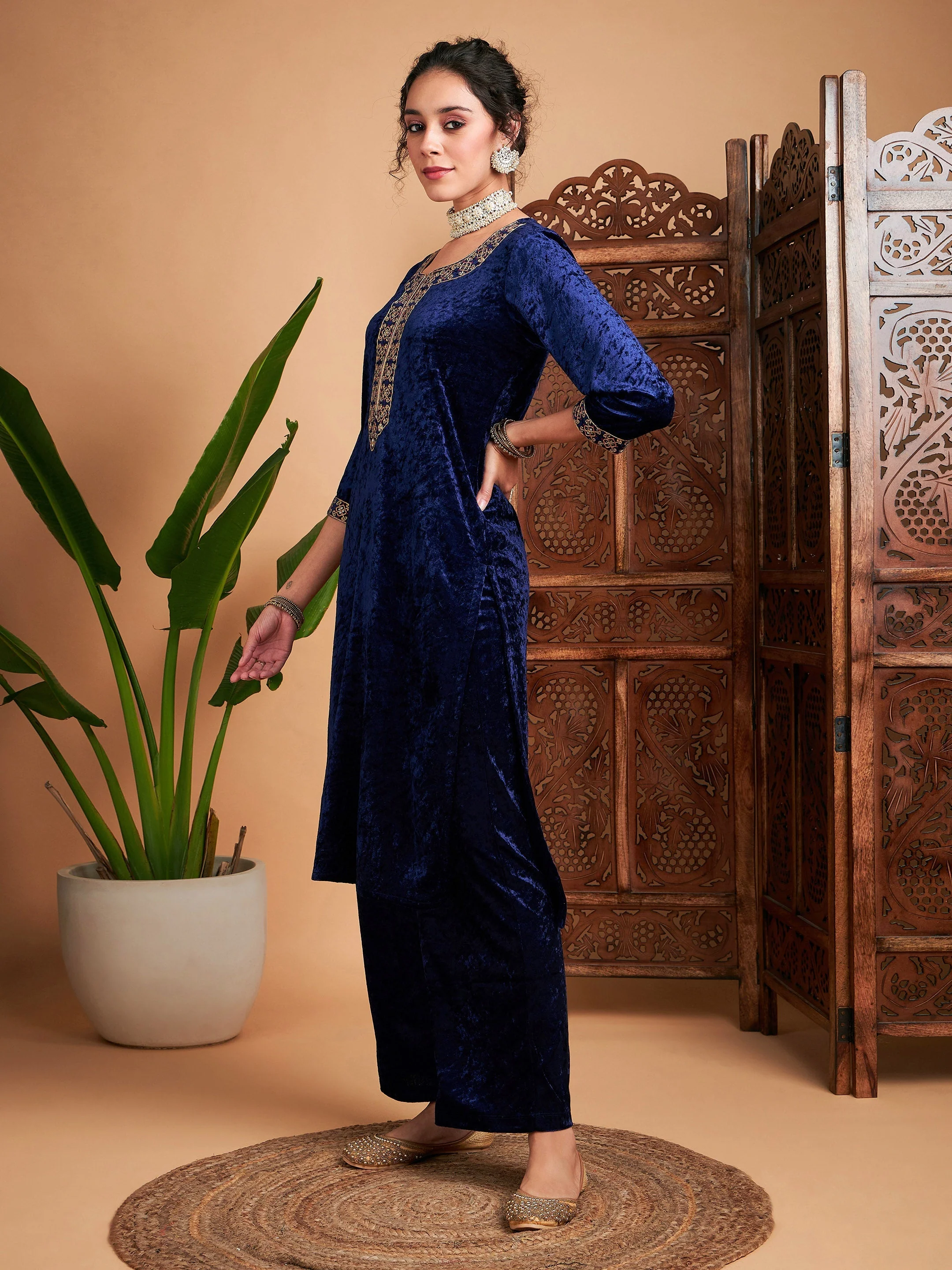 Women Navy Velvet Embroidered Straight Kurta - Image 3