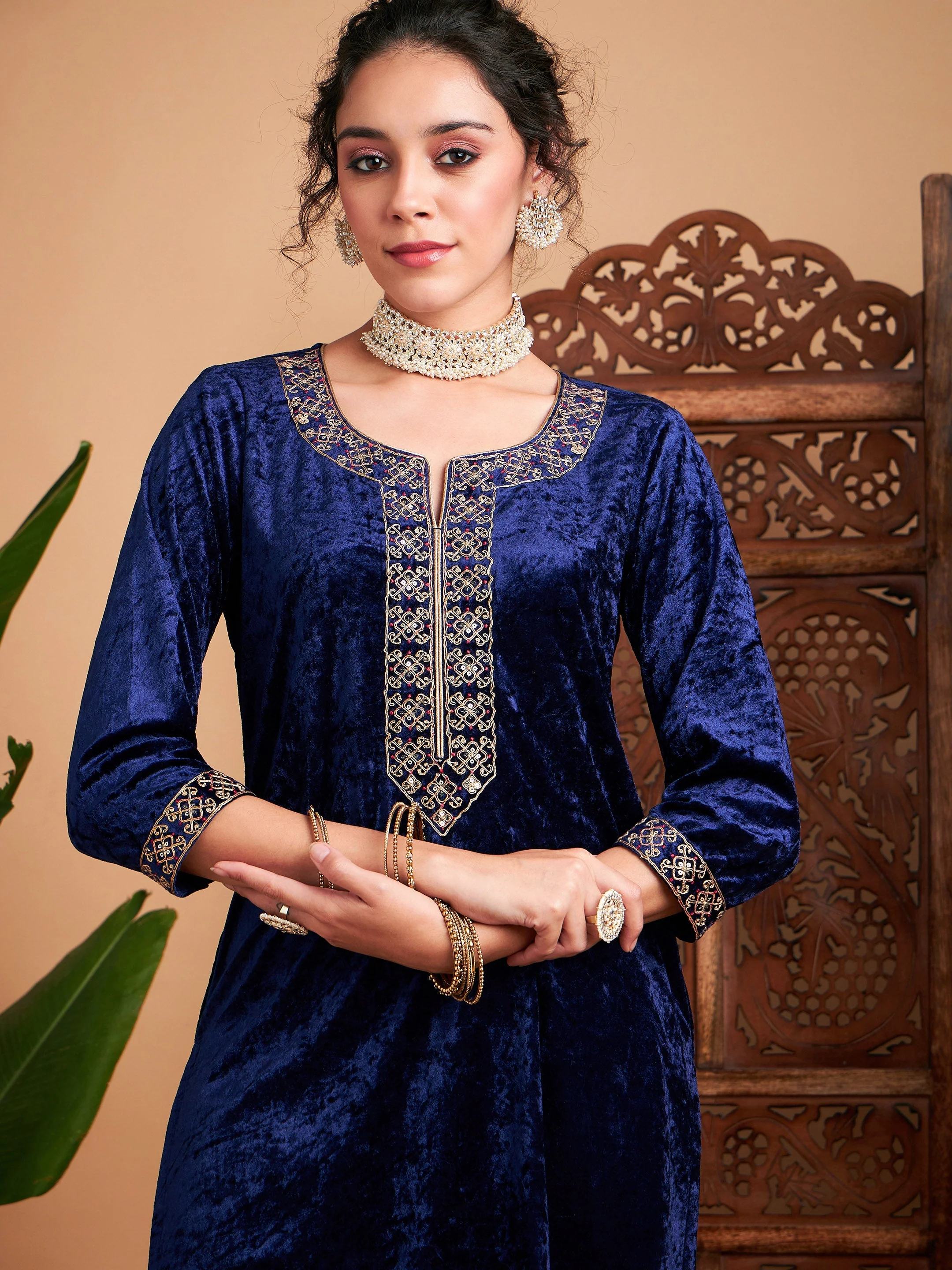 Women Navy Velvet Embroidered Straight Kurta - Image 4