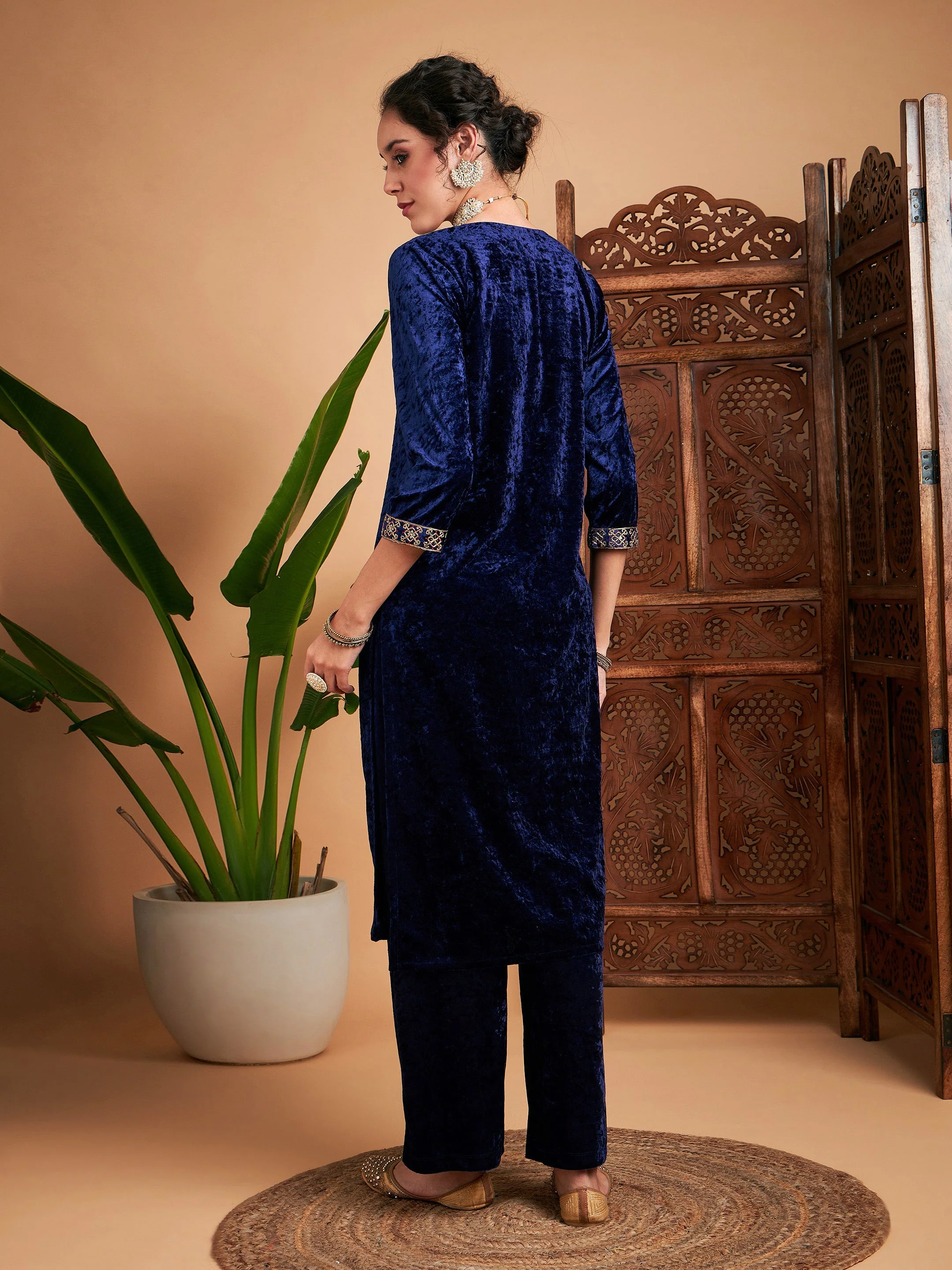 Women Navy Velvet Embroidered Straight Kurta - Image 5