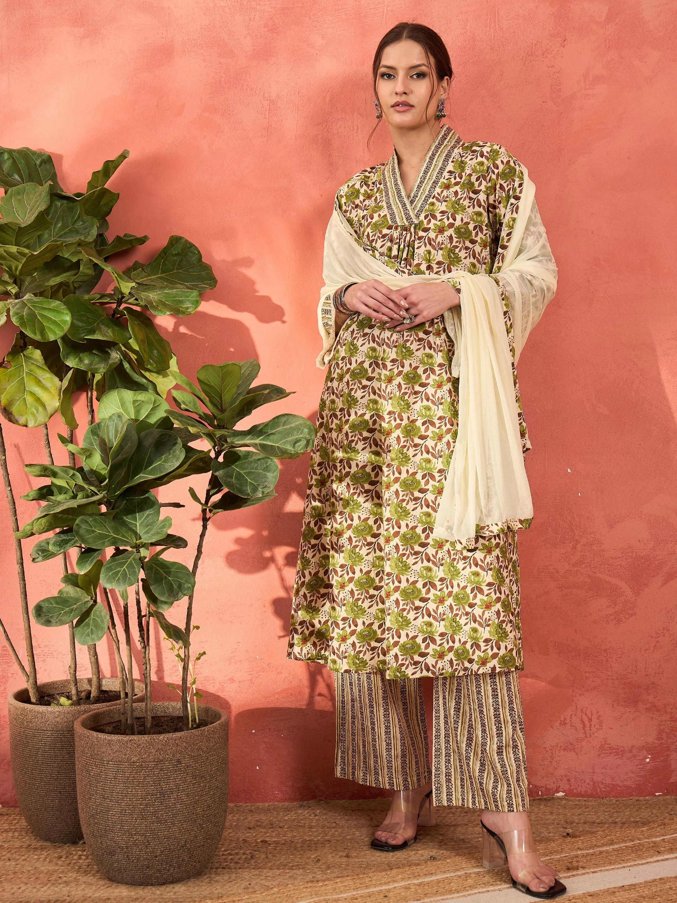 Women Off White & Green Floral Kurta With Pencil Pants & Dupatta - Image 2