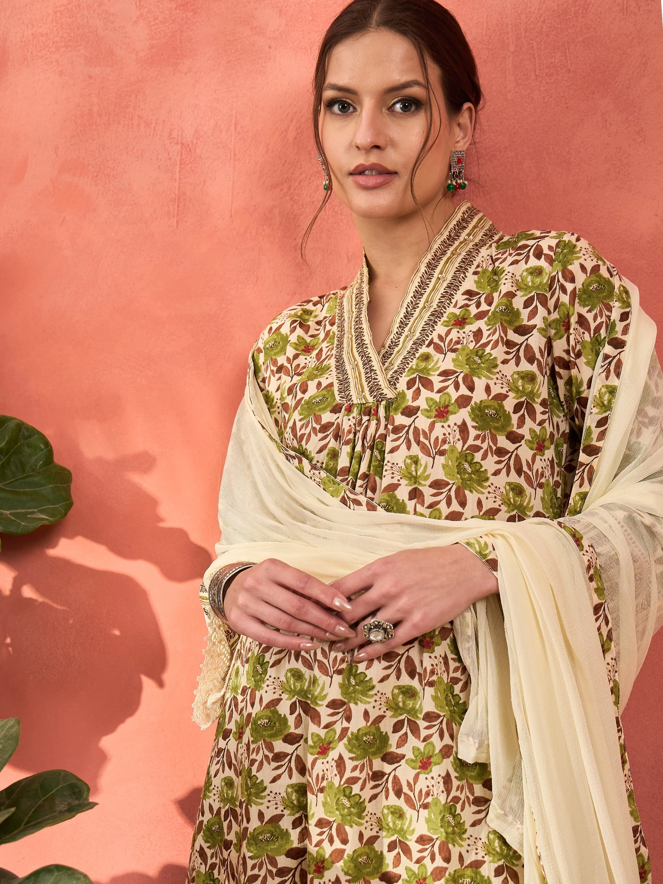 Women Off White & Green Floral Kurta With Pencil Pants & Dupatta - Image 4