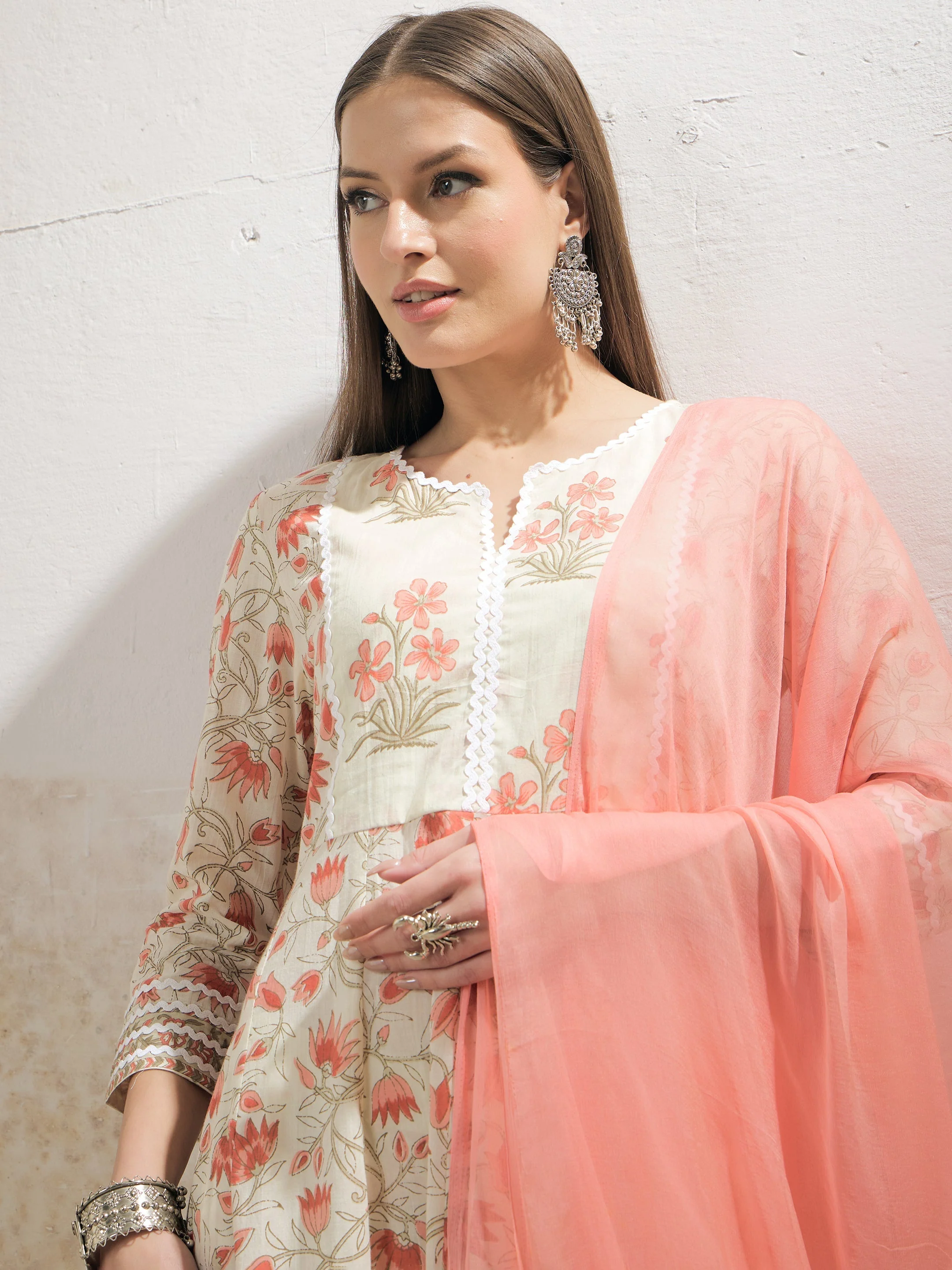 Women Off White & Red Floral Anarkali Kurta With Pencil Pants & Dupatta - Image 4