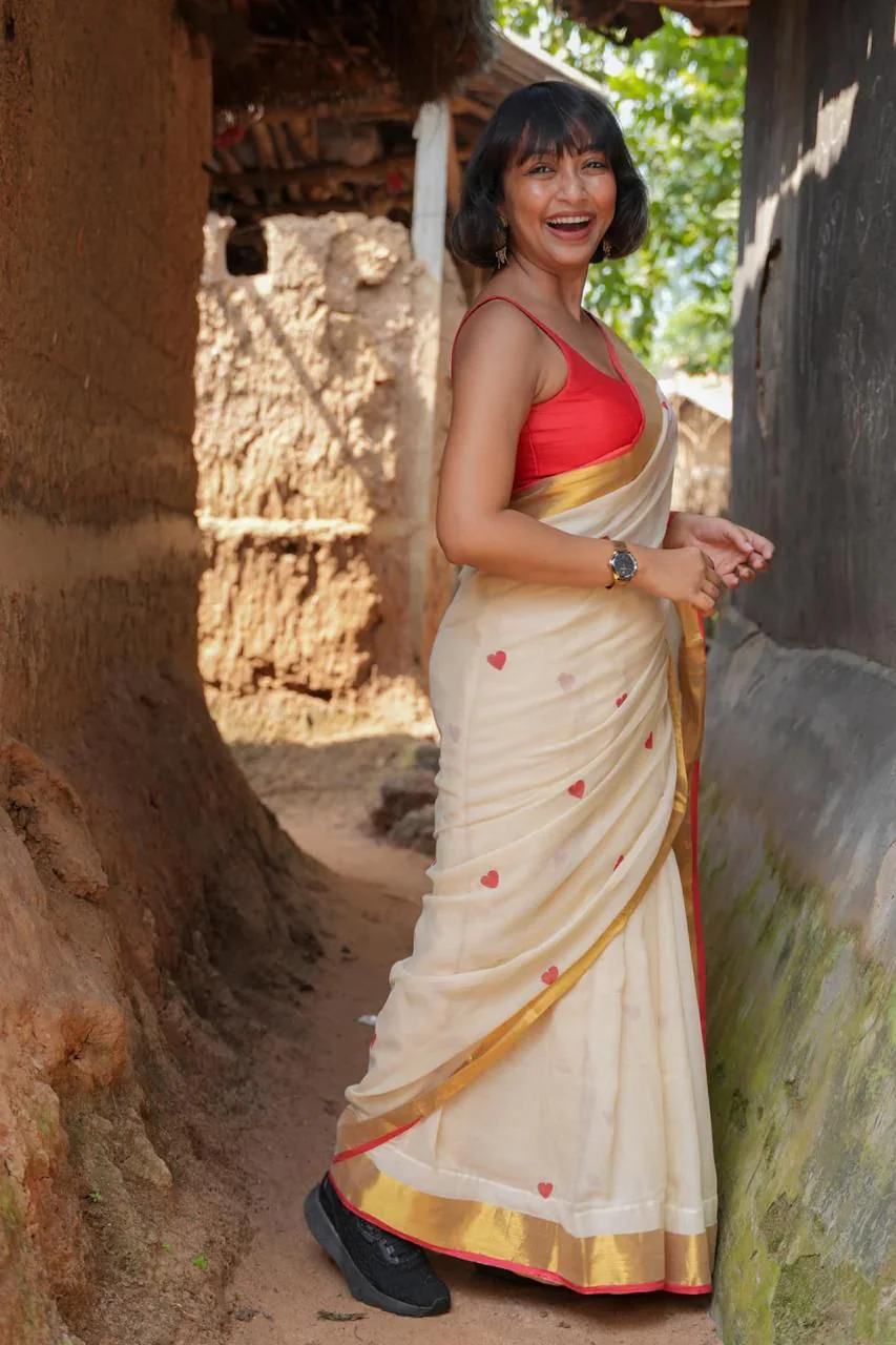 Women Off White Zari Border Love Design Saree - Image 2