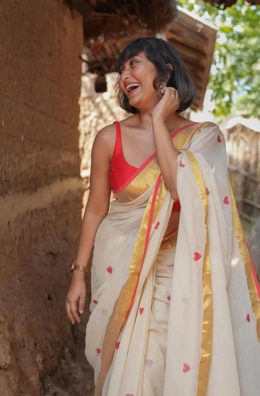 Women Off White Zari Border Love Design Saree - Image 4