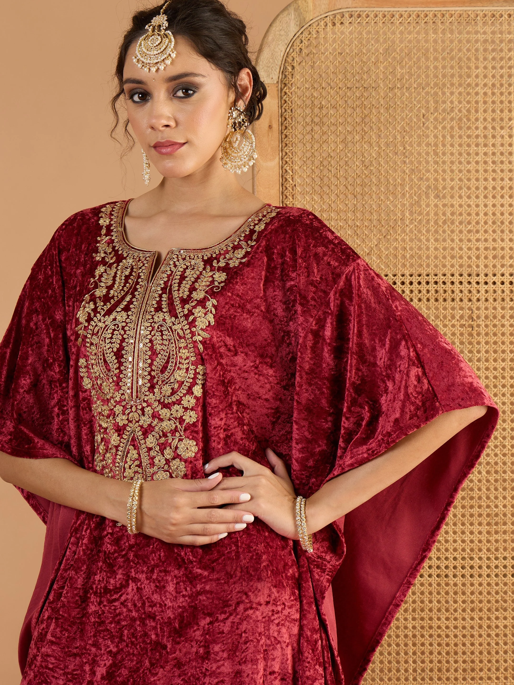 Women Onion Pink Velvet Embroidered Kaftan Kurta - Image 2