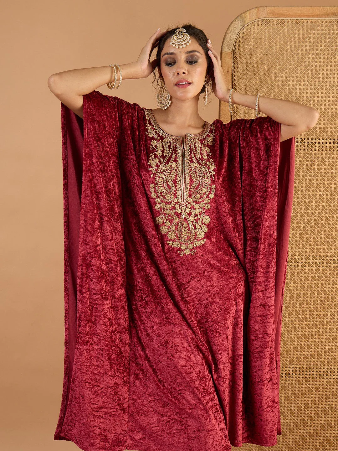 Women Onion Pink Velvet Embroidered Kaftan Kurta - Image 4