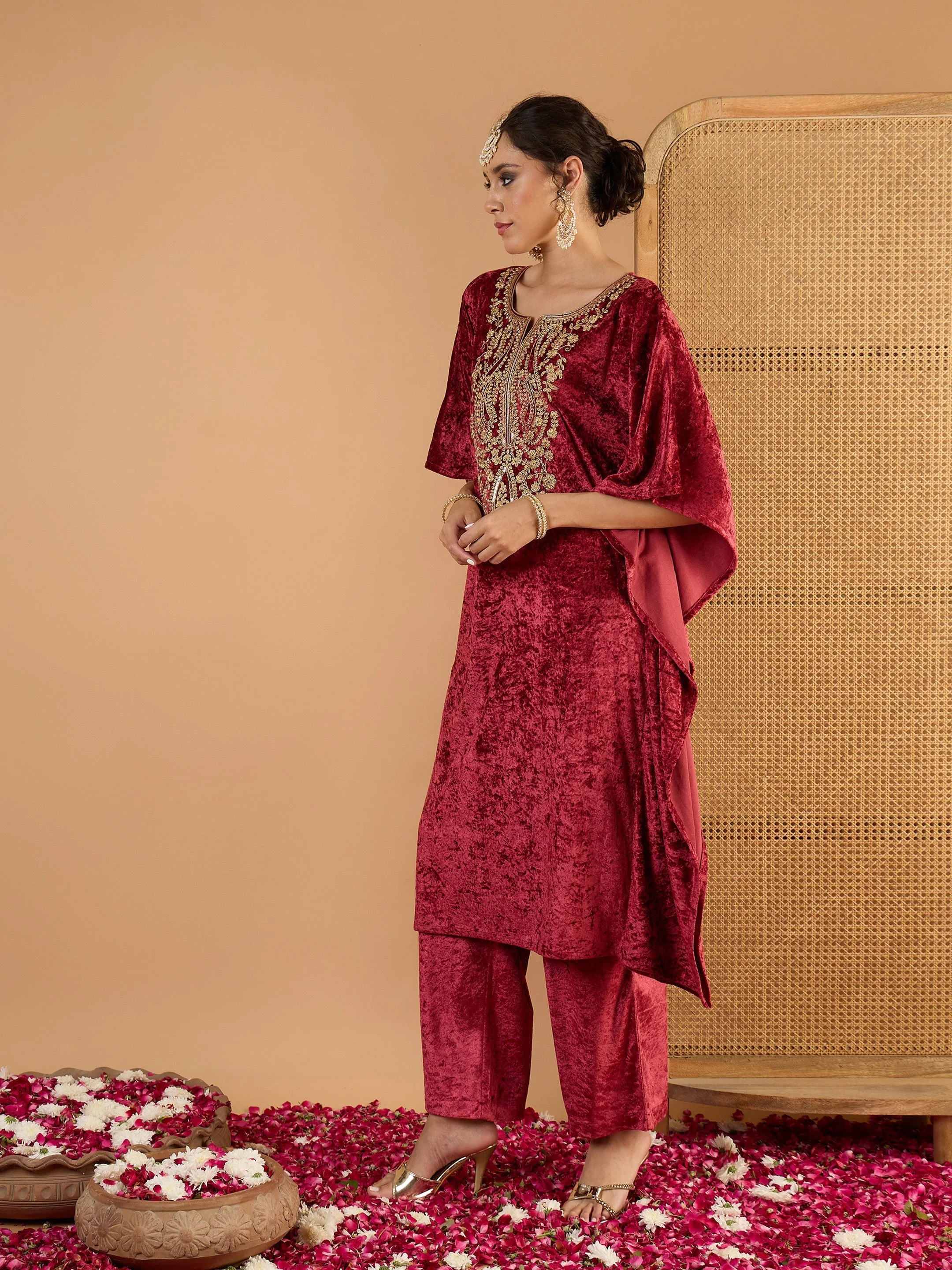 Women Onion Pink Velvet Embroidered Kaftan Kurta - Image 5