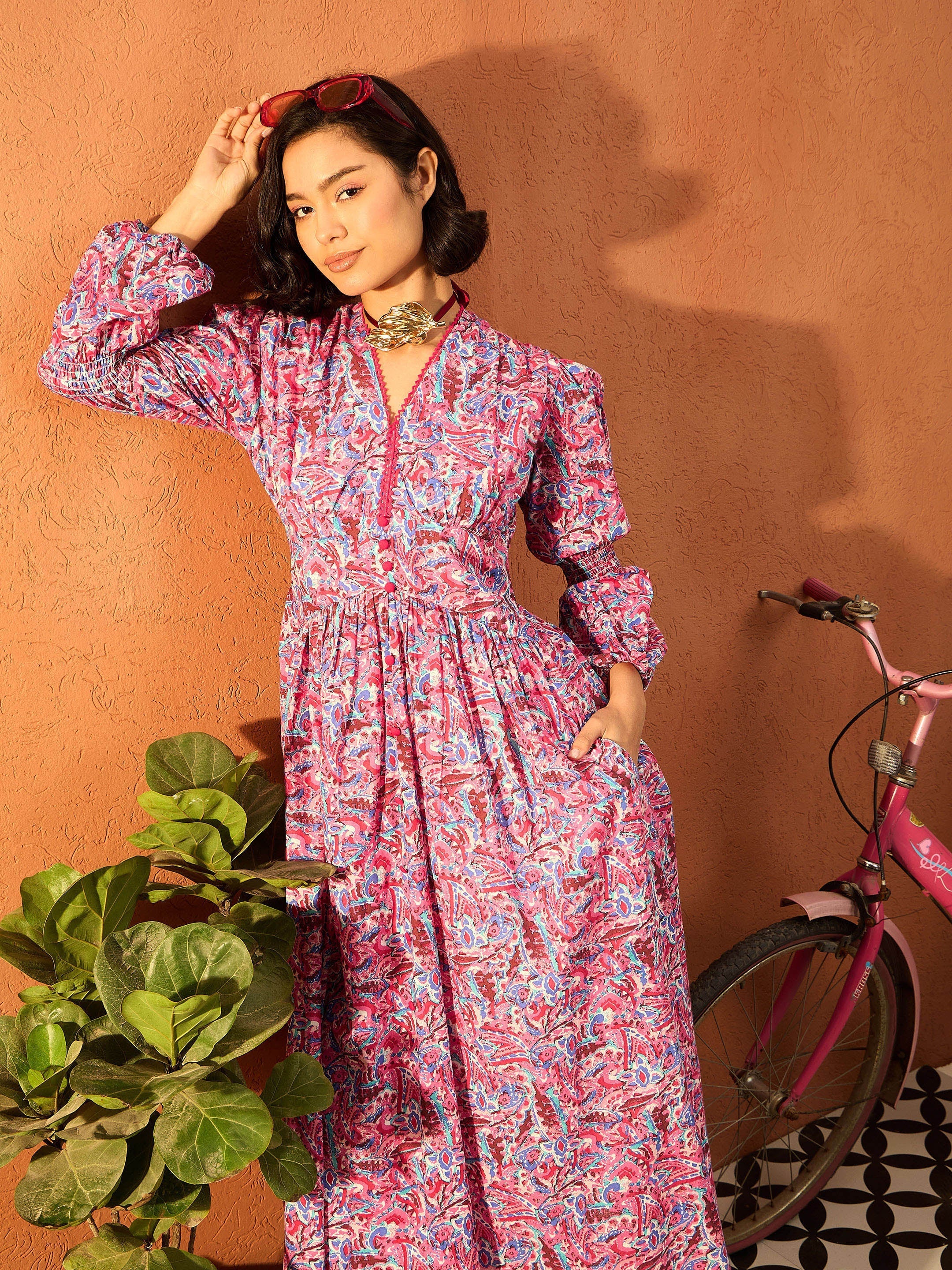 Women Pink Paisley V-Neck Gathered Maxi Dress - Image 4