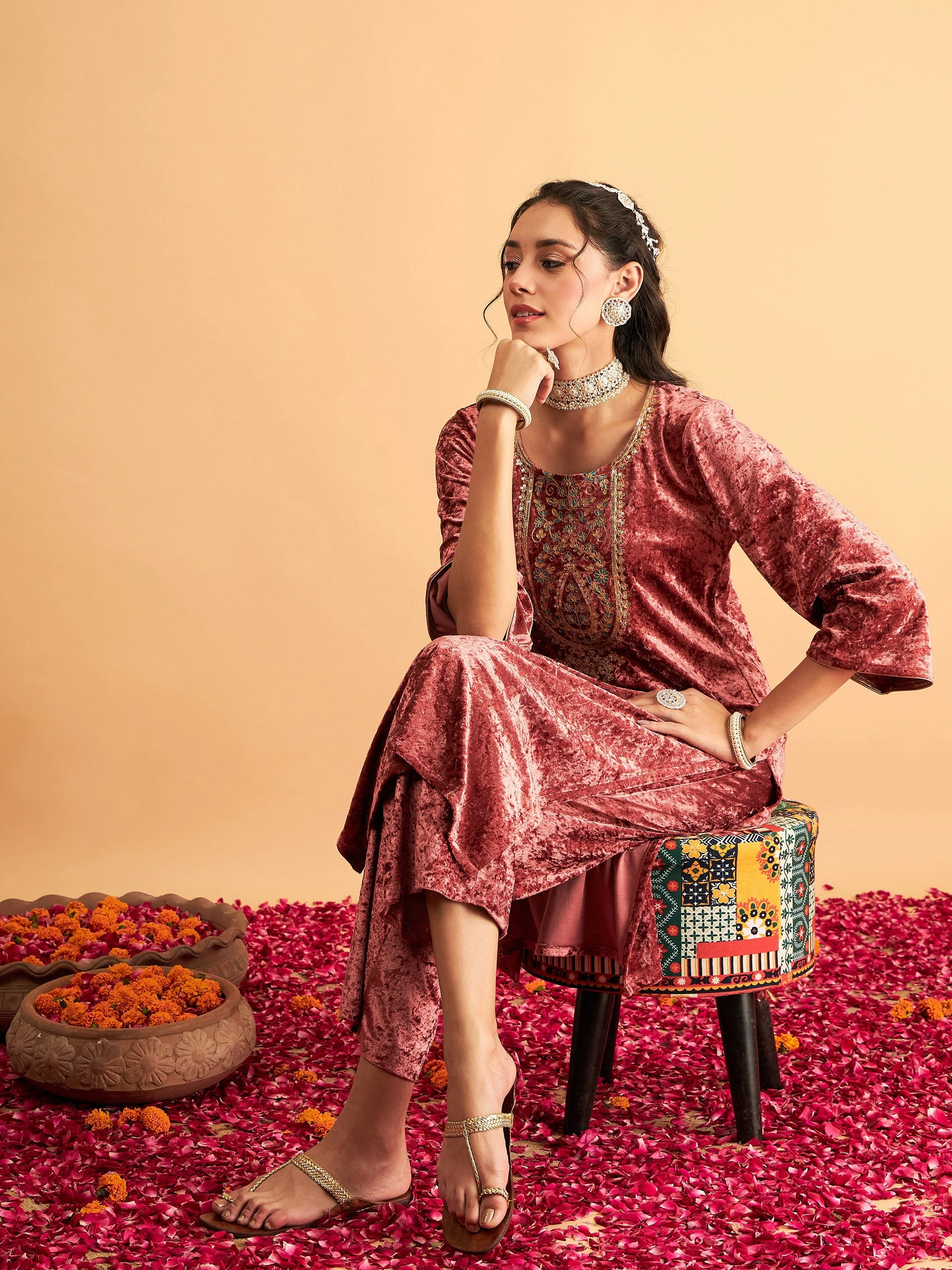 Women Pink Velvet Embroidered Straight Kurta - Image 2