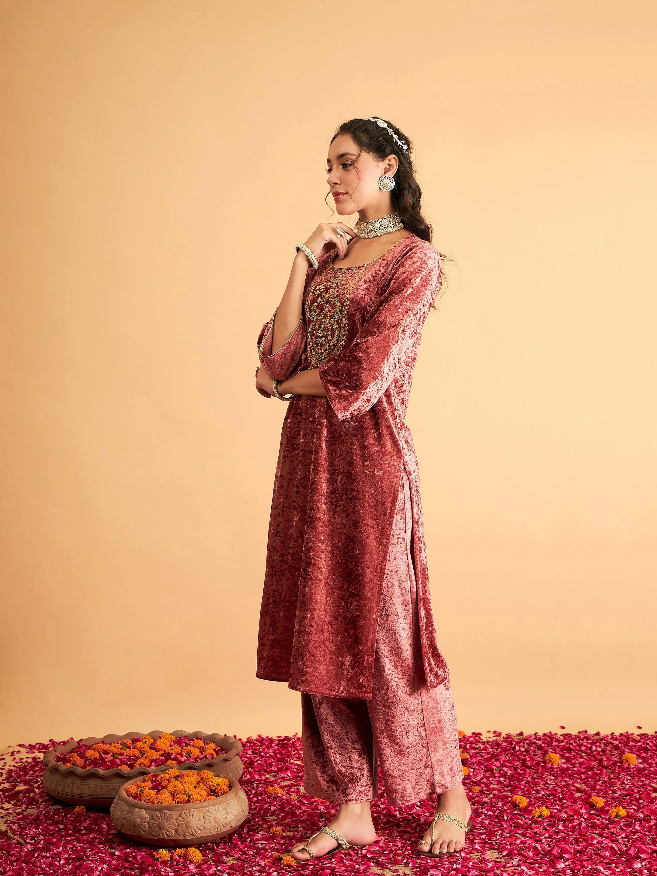 Women Pink Velvet Embroidered Straight Kurta - Image 3