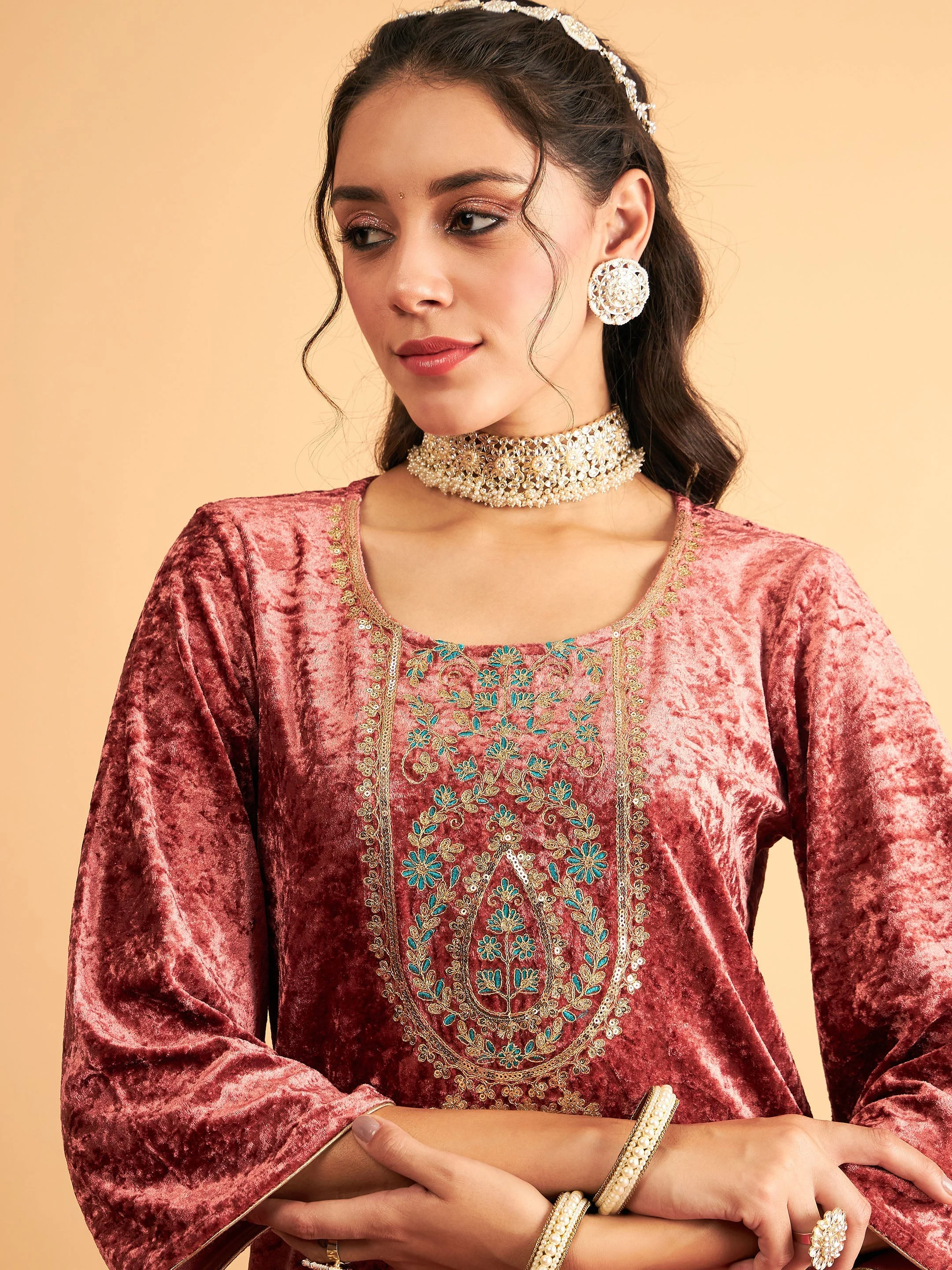 Women Pink Velvet Embroidered Straight Kurta - Image 4
