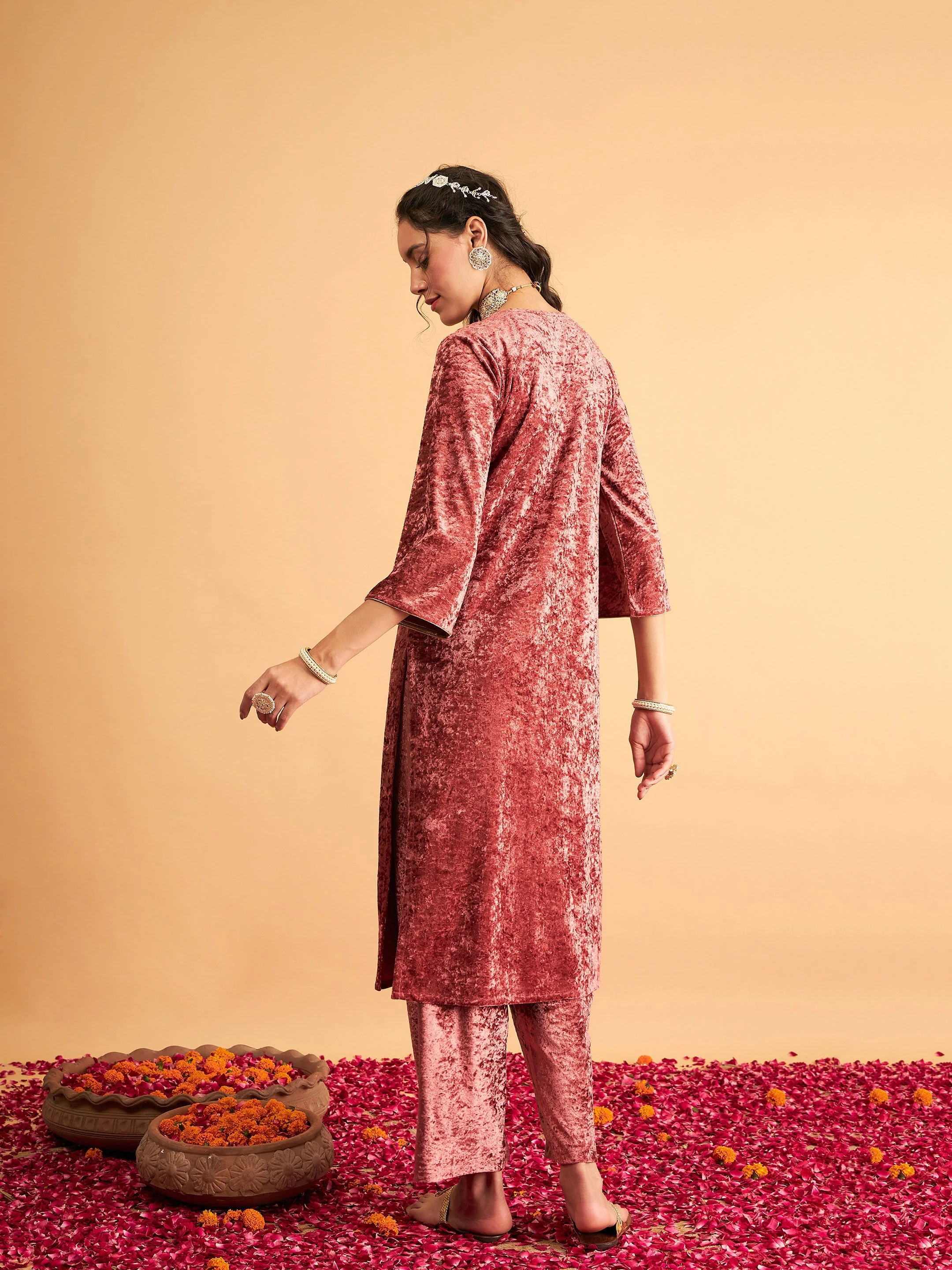 Women Pink Velvet Embroidered Straight Kurta - Image 5