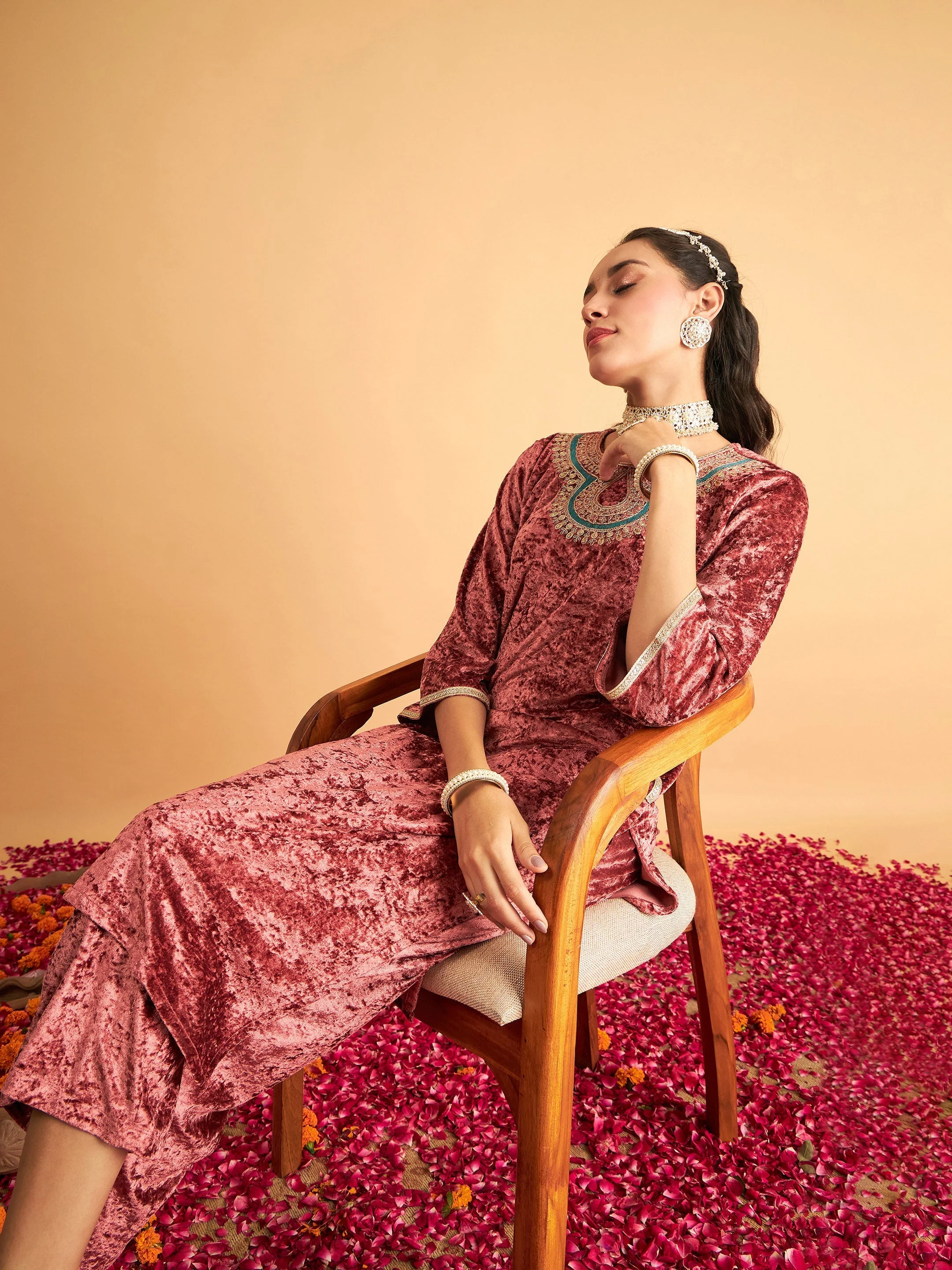 Women Pink Velvet Front Zari Embroidered Straight Kurta - Image 2