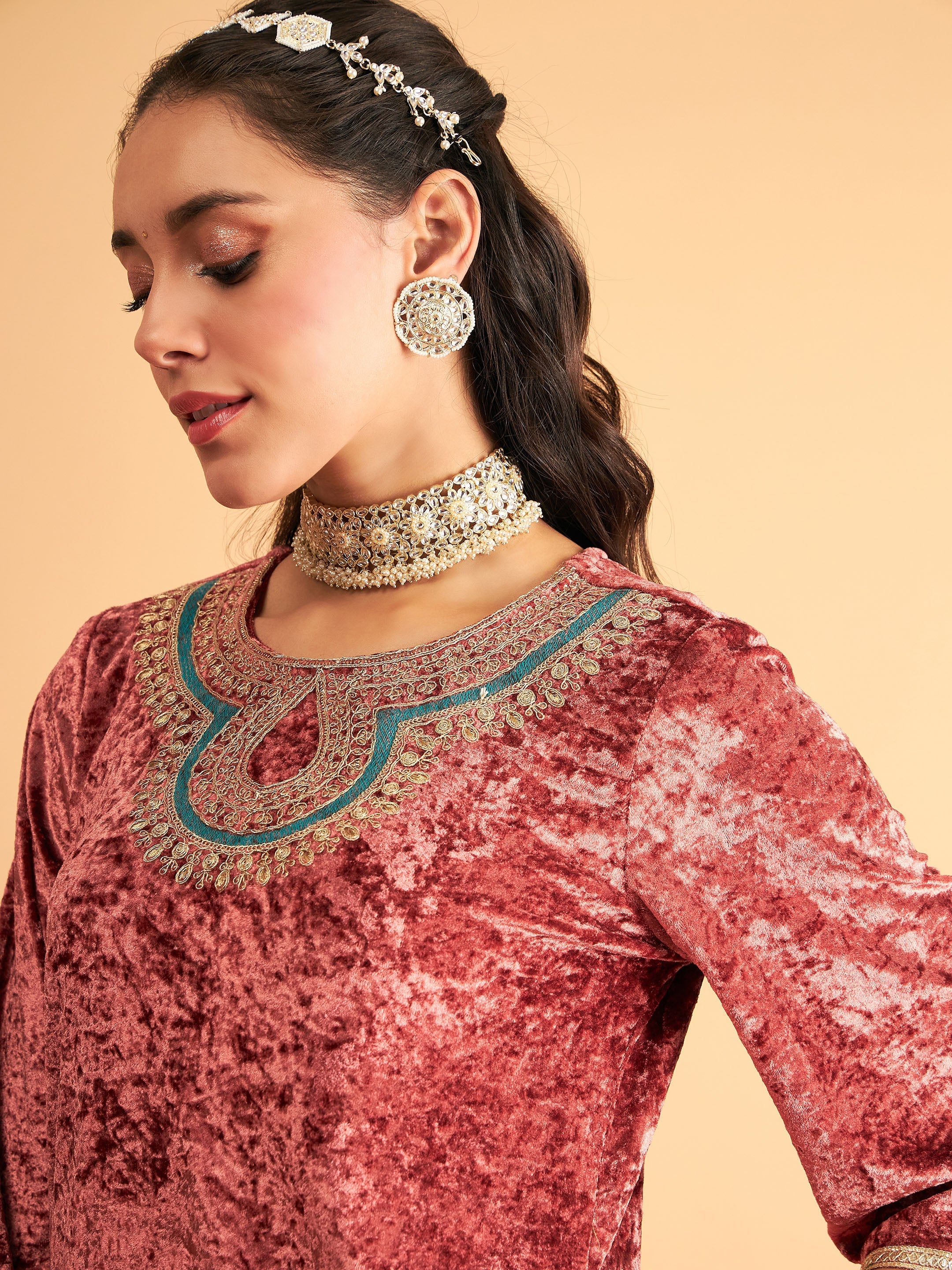 Women Pink Velvet Front Zari Embroidered Straight Kurta - Image 4