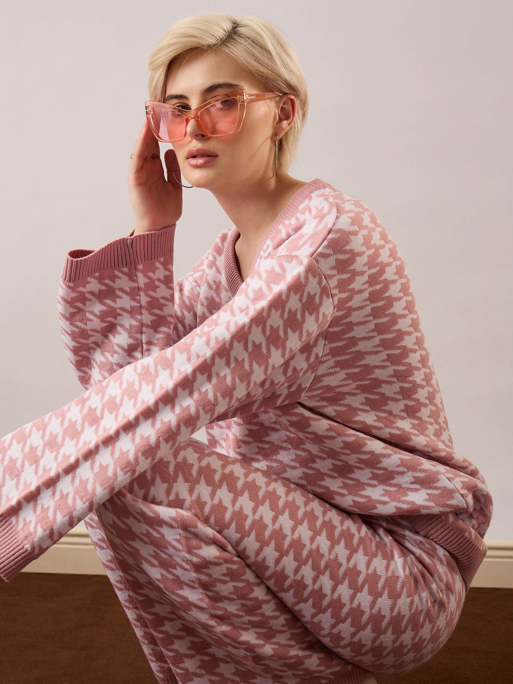 Women Pink & White Houndstooth V-Neck Sweater With Joggers - Image 2