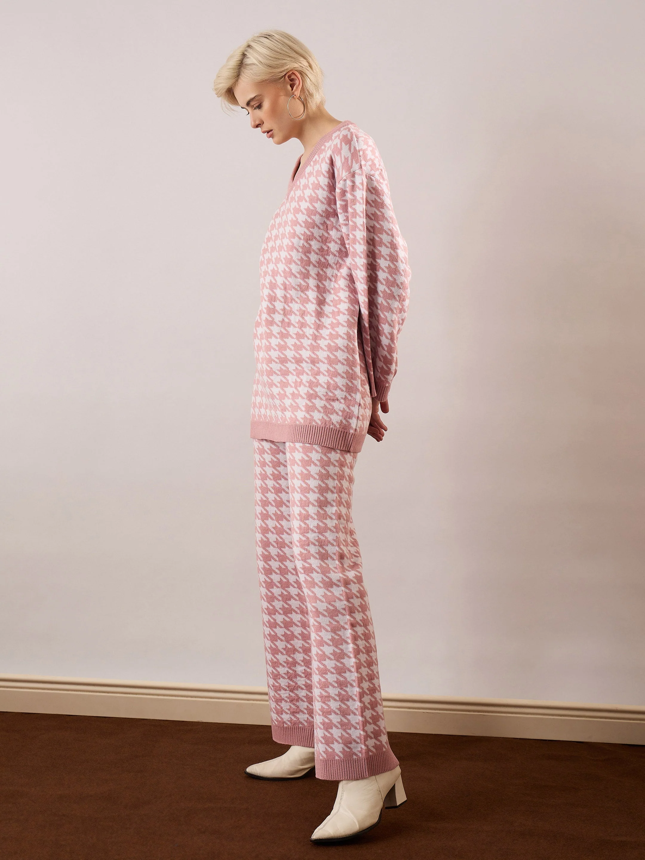 Women Pink & White Houndstooth V-Neck Sweater With Joggers - Image 3