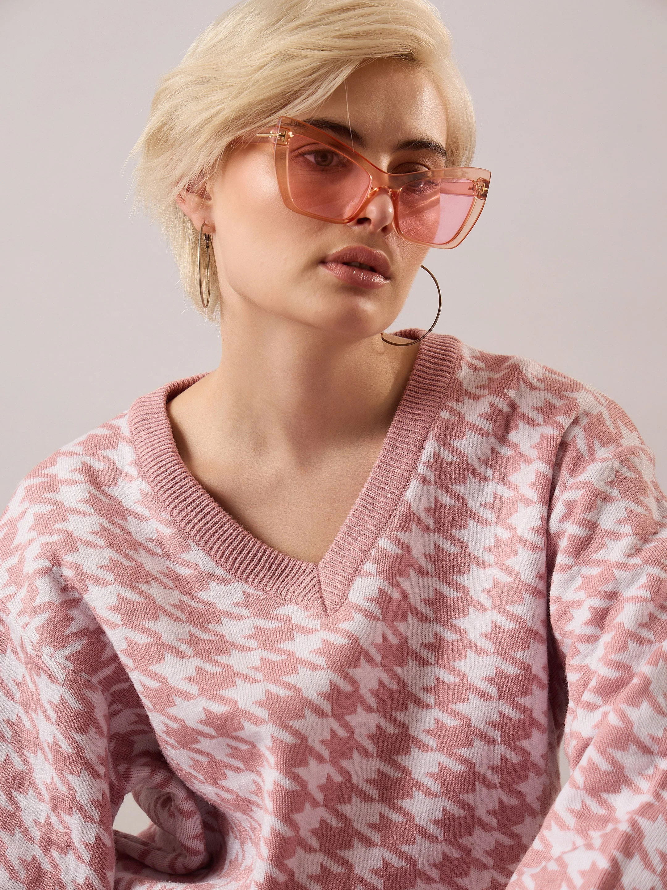 Women Pink & White Houndstooth V-Neck Sweater With Joggers - Image 4