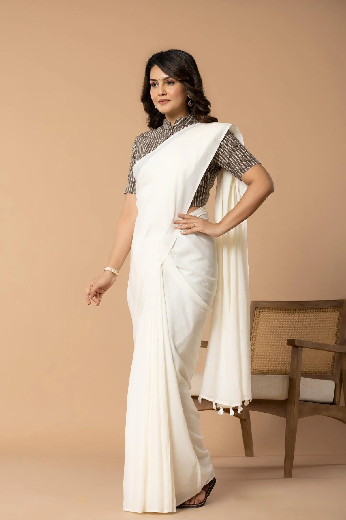 Women Pure Cotton Solid Saree - Image 2