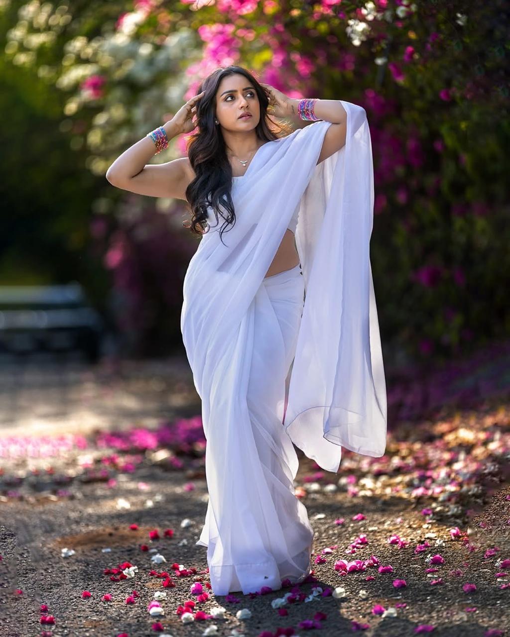 Women Pure Cotton Solid Saree - Image 3