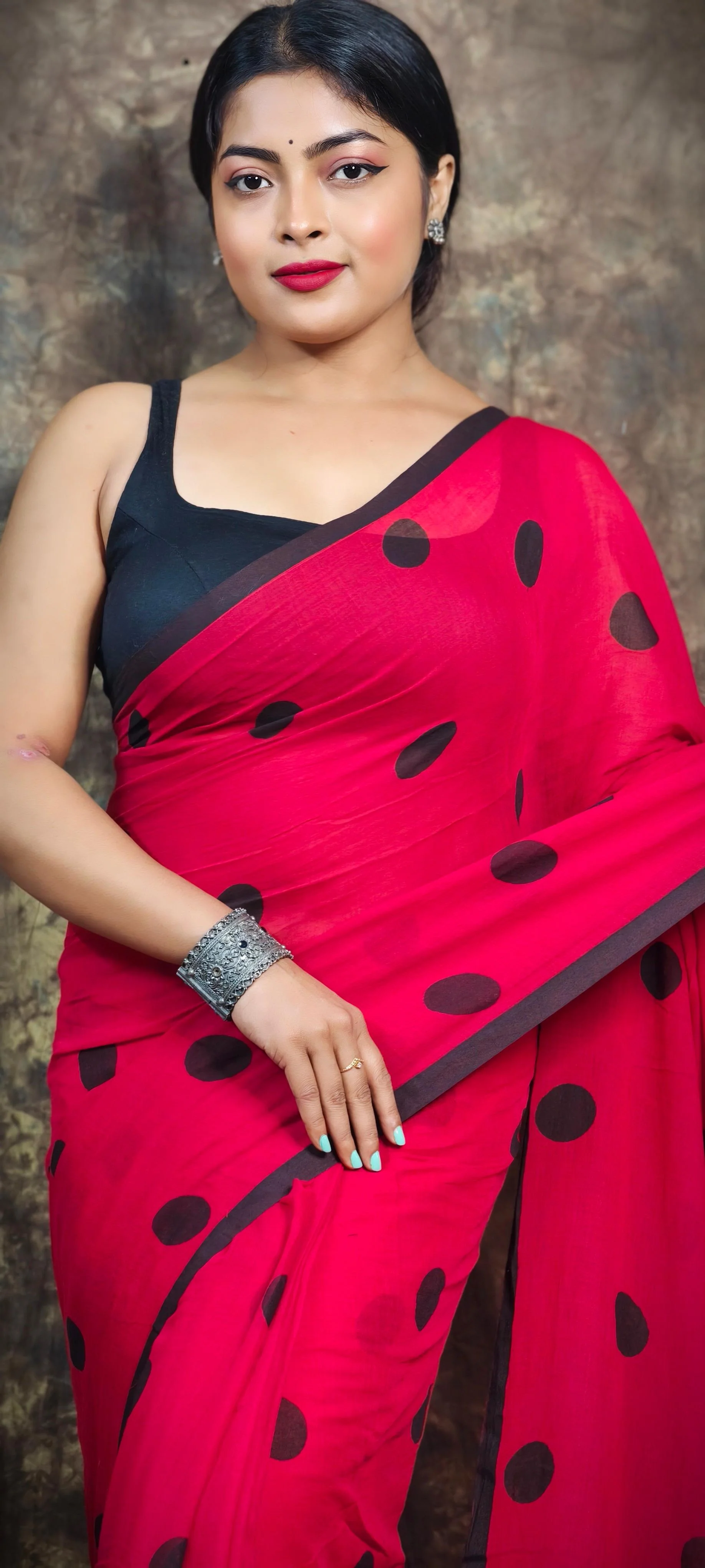 Women Red Black Mul Cotton Saree - Image 2