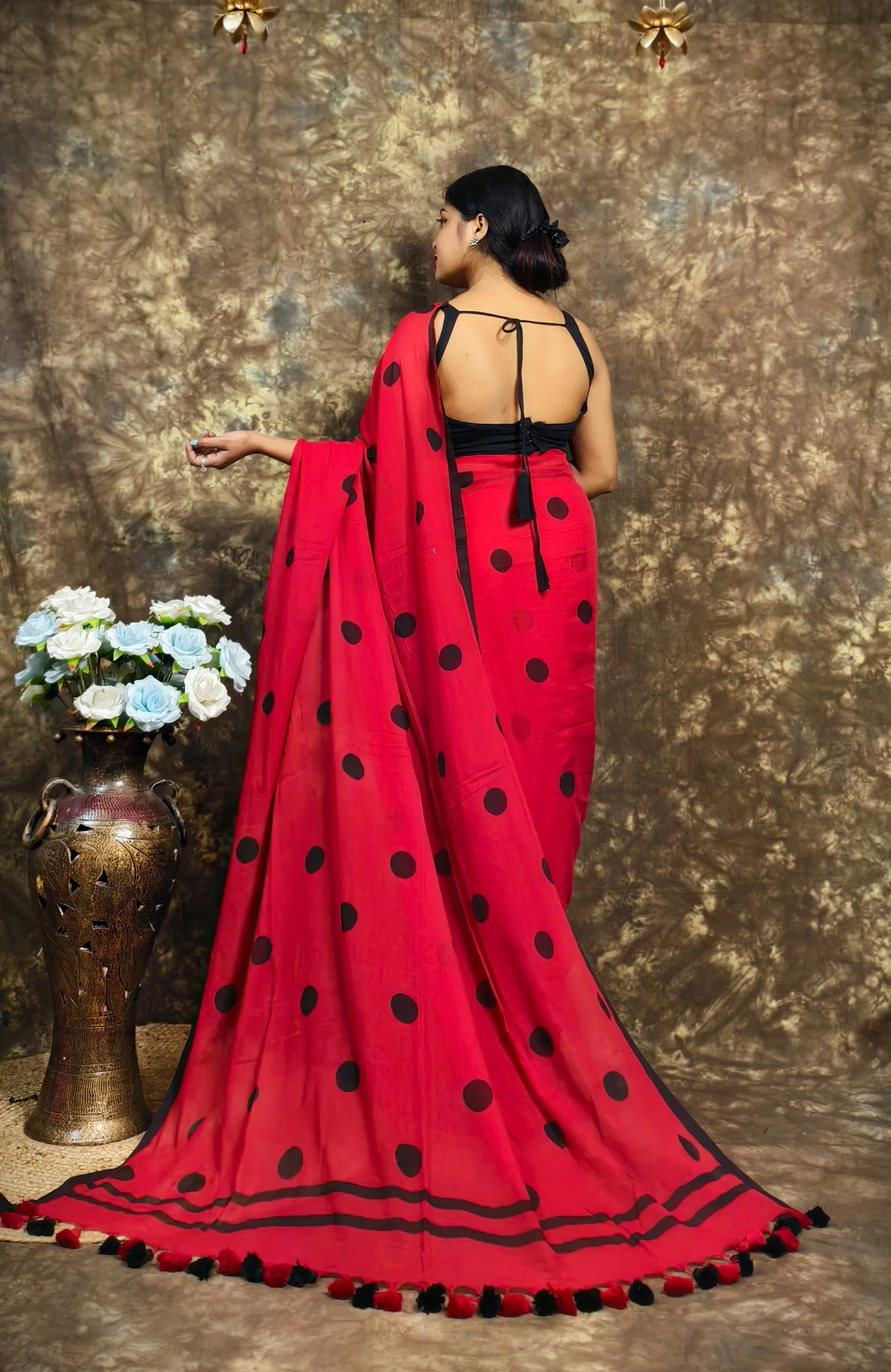 Women Red Black Mul Cotton Saree - Image 3