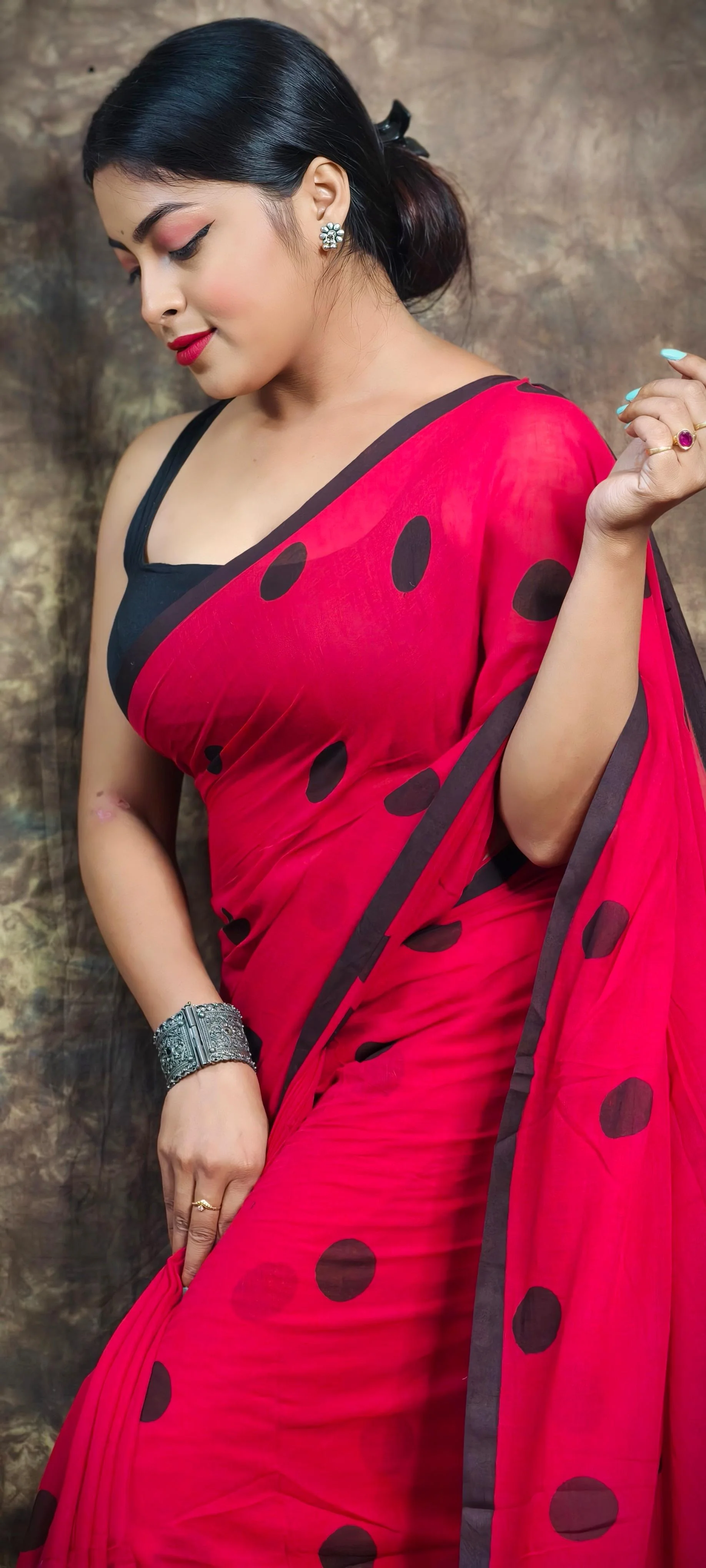 Women Red Black Mul Cotton Saree - Image 4
