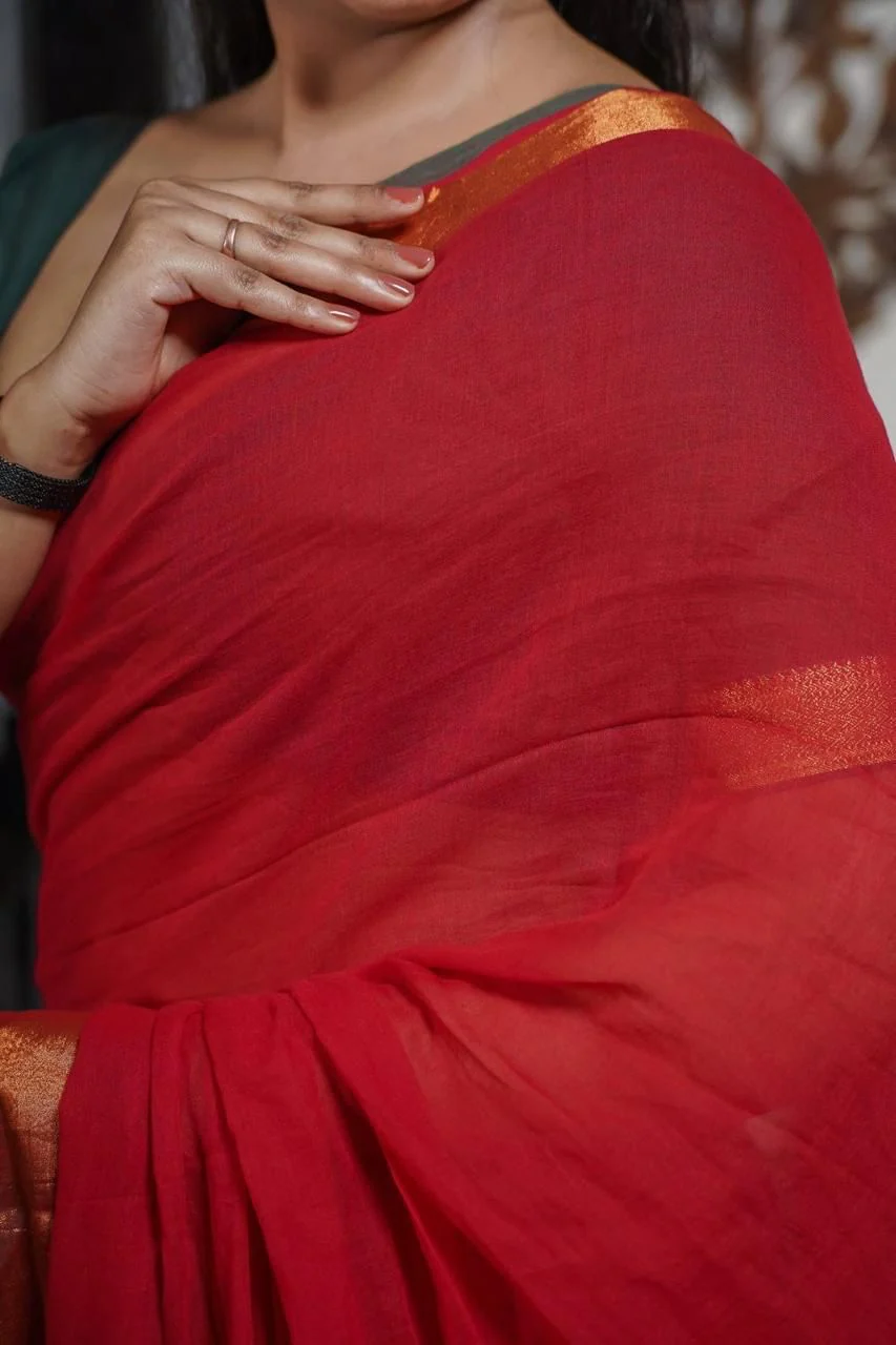 Women Red Mul Cotton Zari Border Saree - Image 3