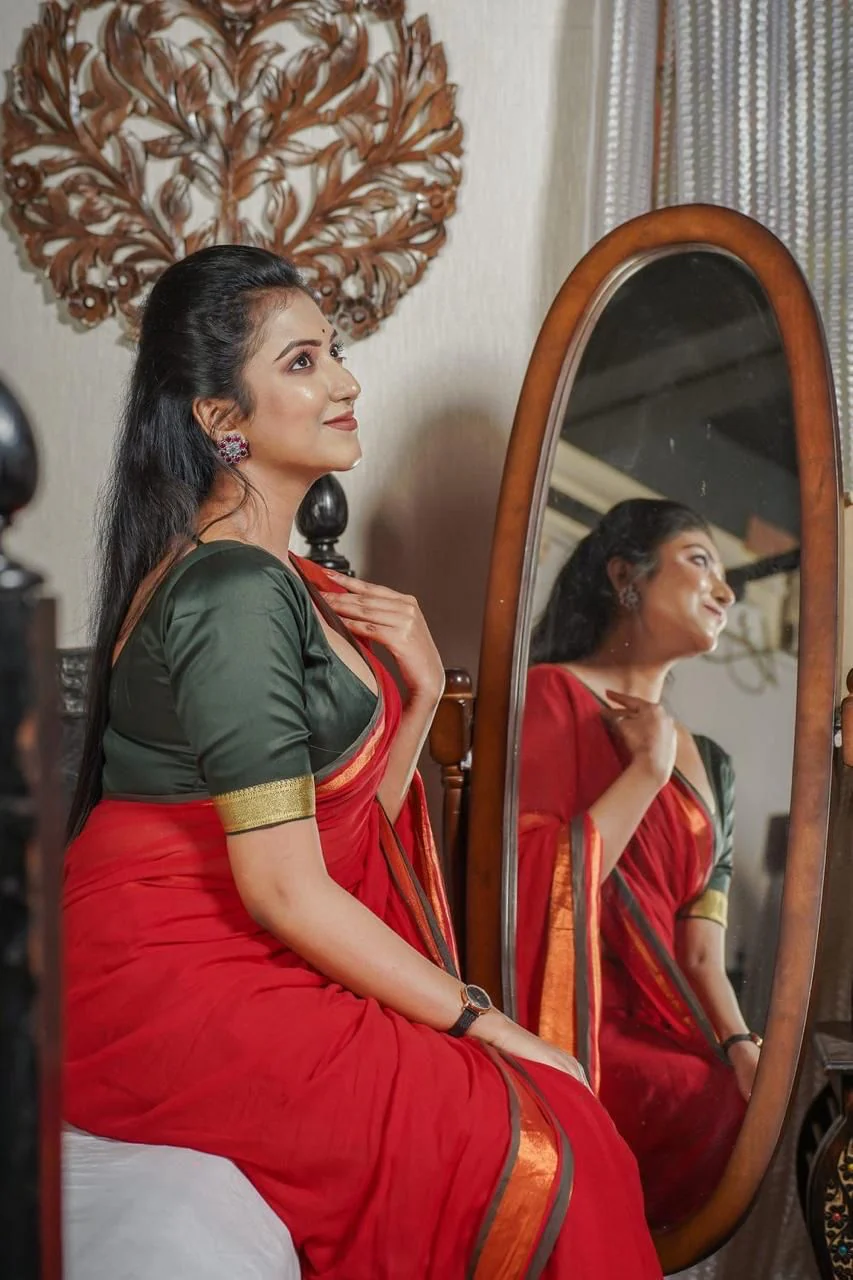 Women Red Mul Cotton Zari Border Saree - Image 5