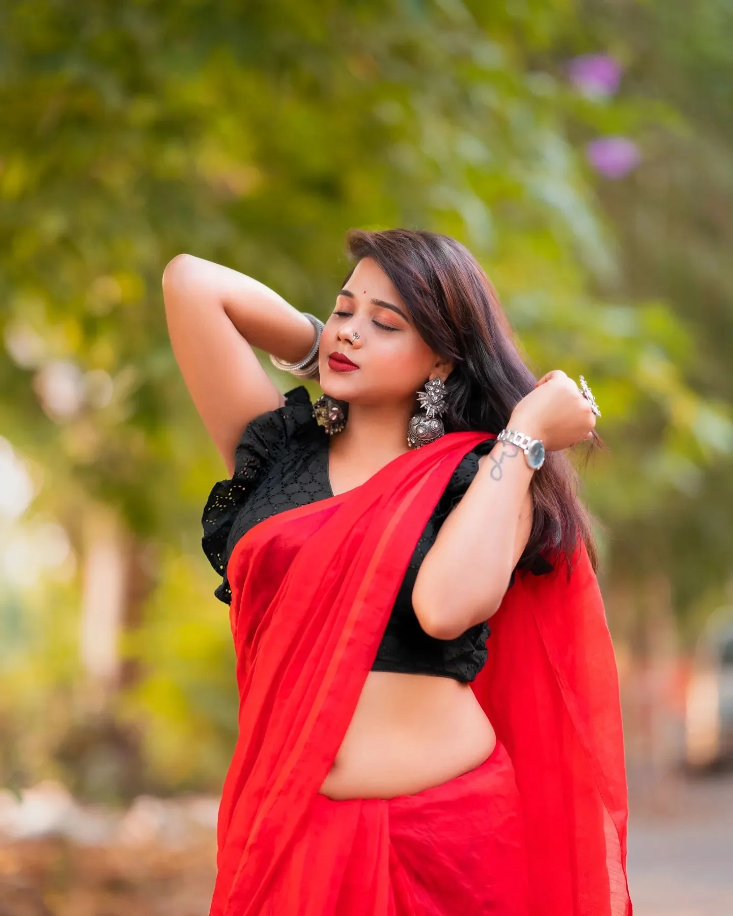 Women Red Plain Cotton Saree - Image 2