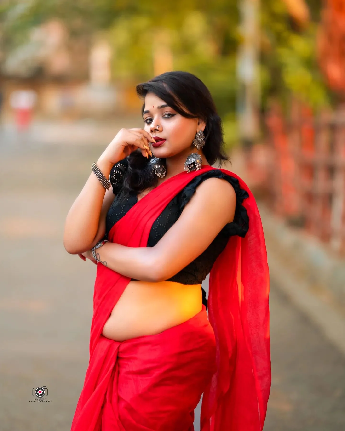 Women Red Plain Cotton Saree - Image 3
