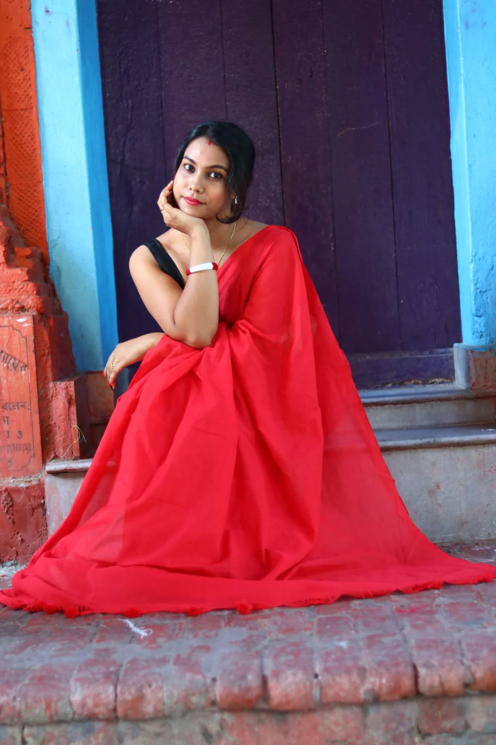 Women Red Solid Cotton Saree - Image 2
