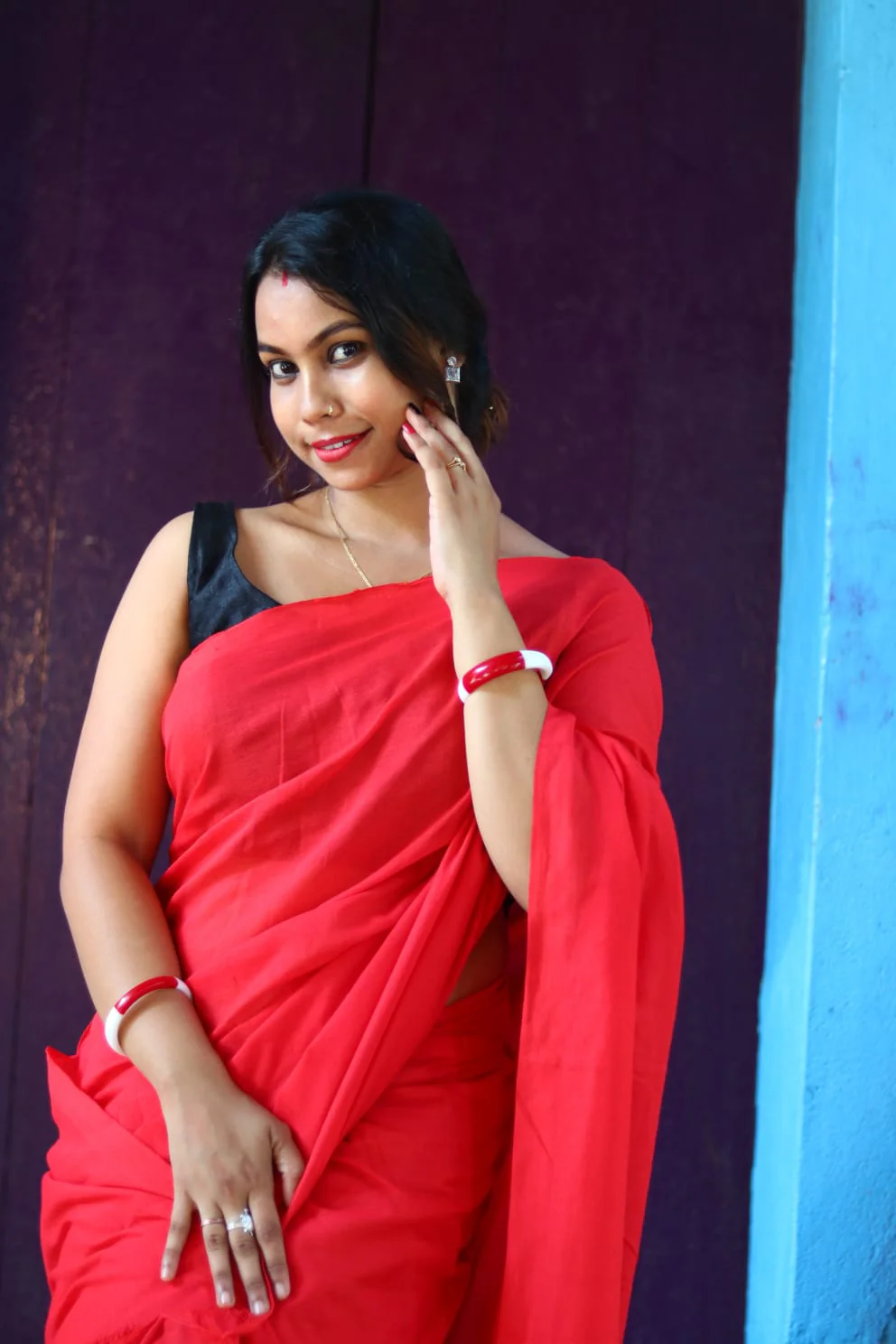 Women Red Solid Cotton Saree - Image 4
